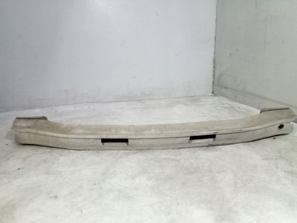 Peugeot 5008 and 1 sider below bumper rear part