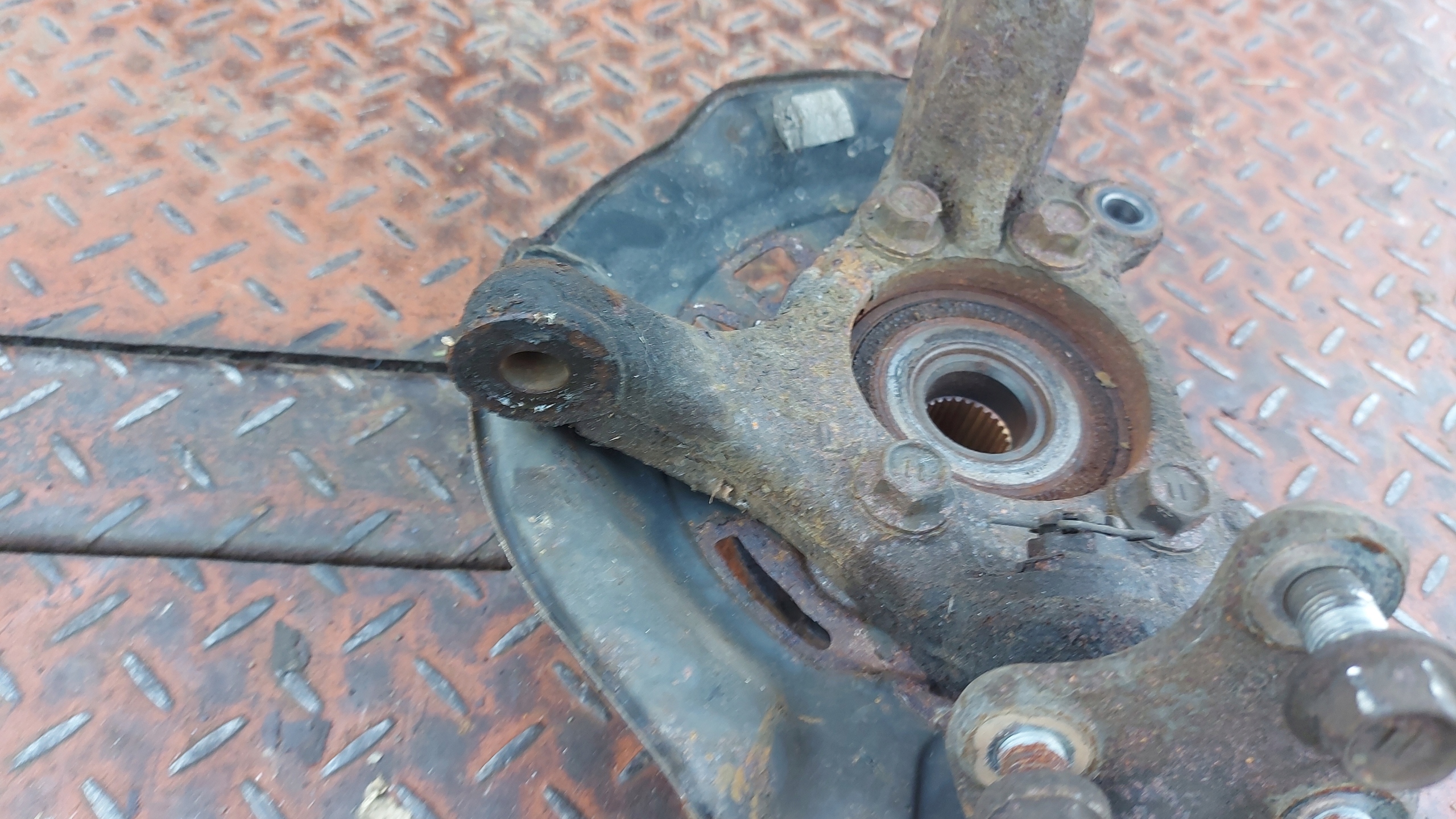 otoč čepu levá levý předek TOYOTA RAV4 III 2,2 177KM 05