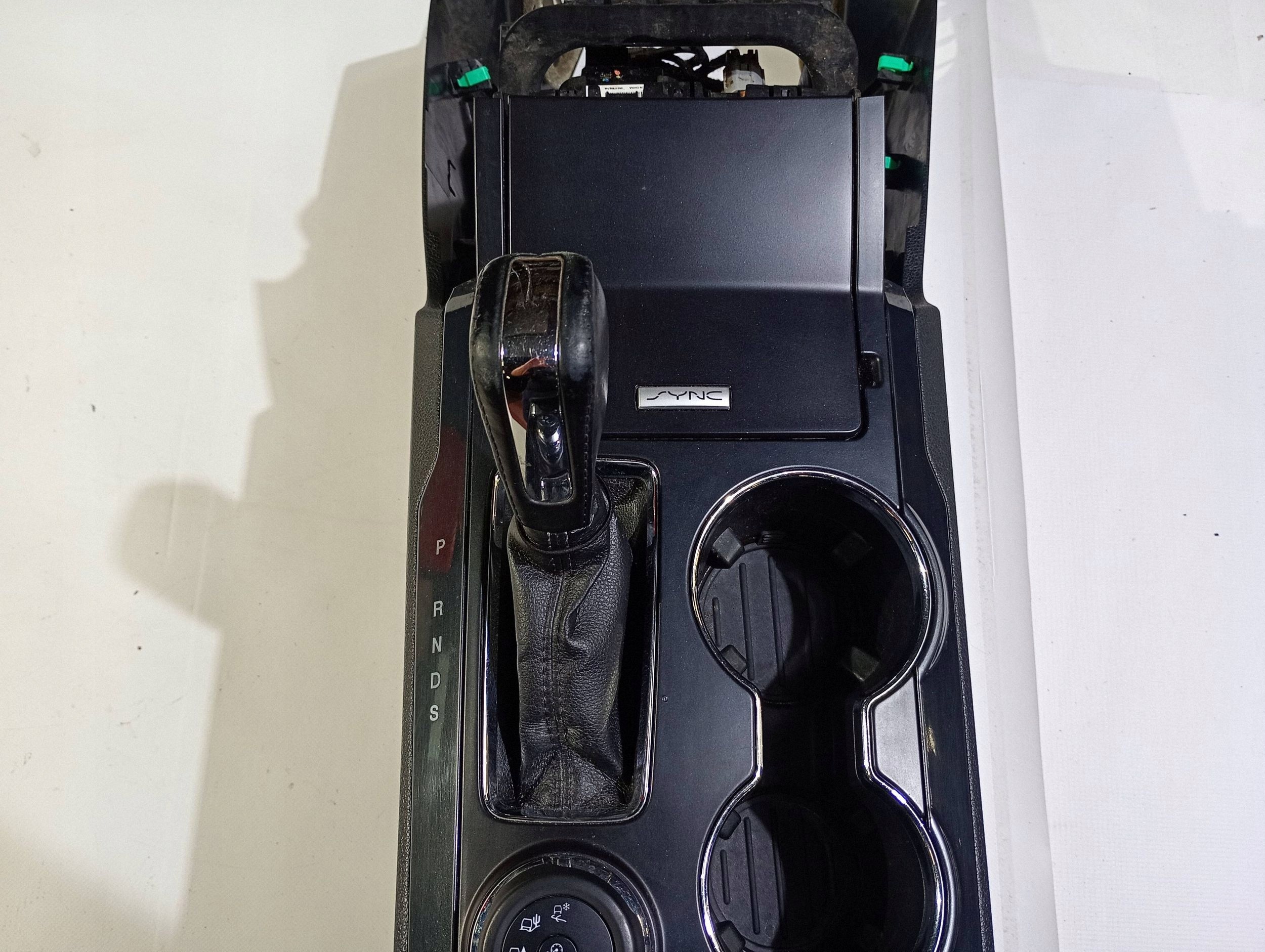 Tunel central armrest cupholder passenger compartment Ford Explorer V 2011