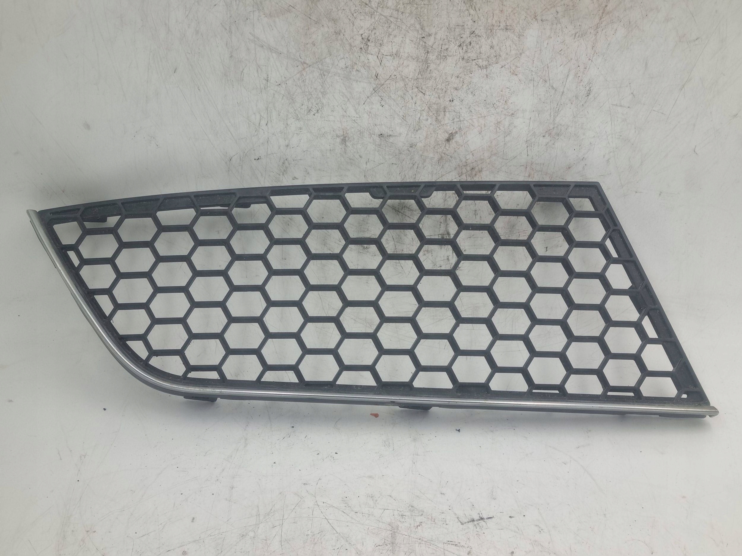 grid of a bumper Alfa Romeo Mito right front 156096088