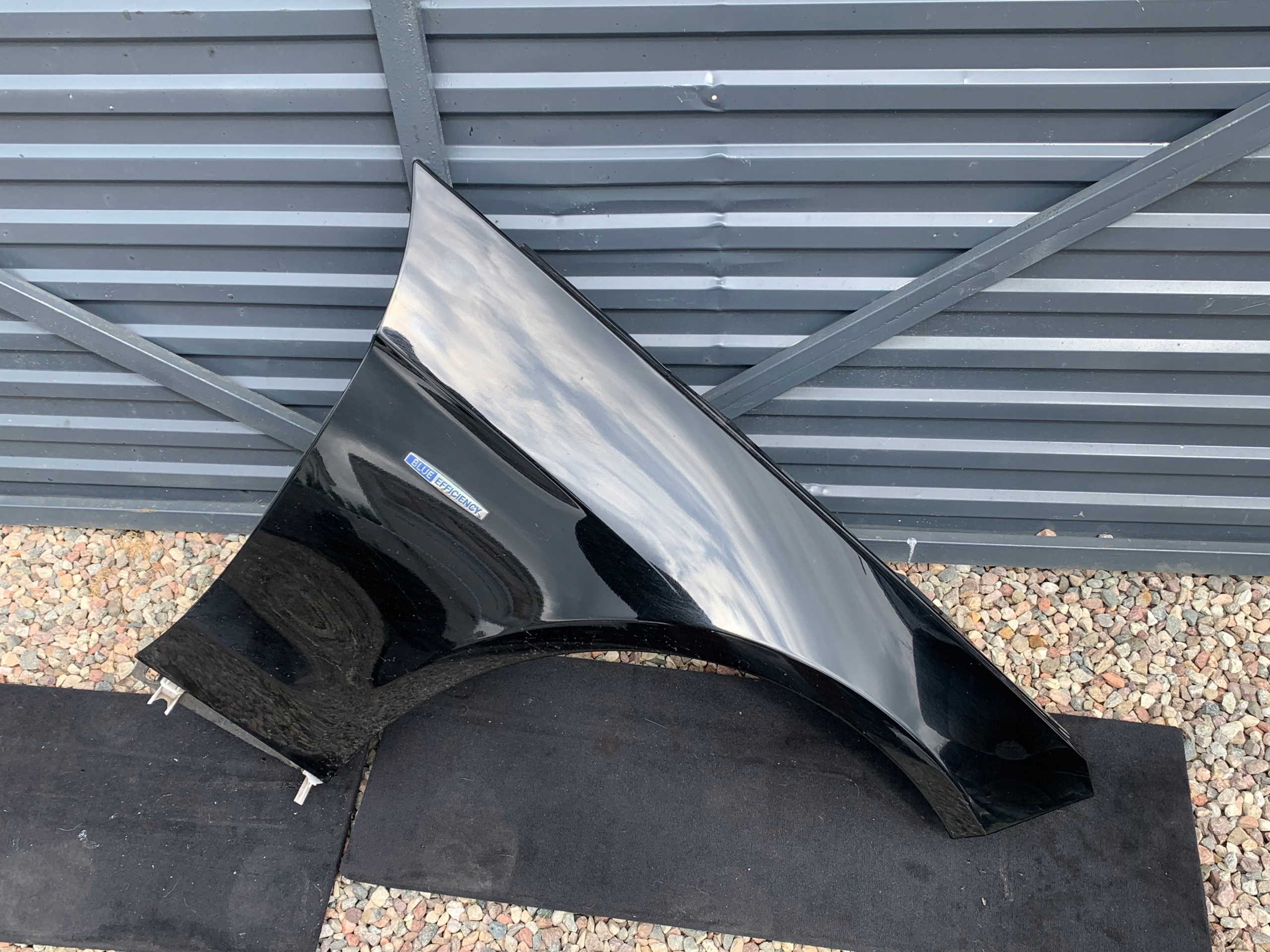 MERCEDES E W212 09-13 BŁOTNIK PRAWY PRZÓD 040 CZARNY ALUMINIUM ORYGINŁ