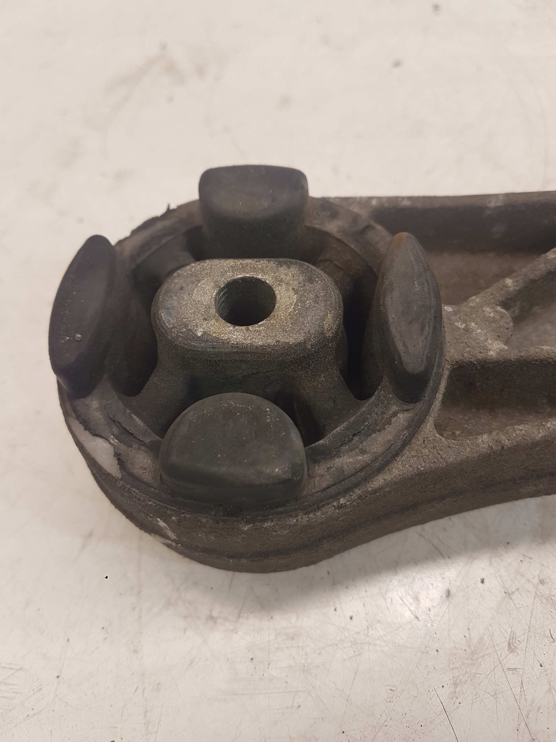 SUPPORTO MOSTU AUDI A8 D3 LIFT 4E0599285A