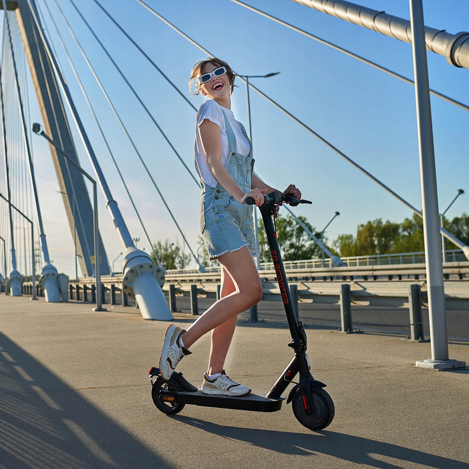 Hulajnoga elektryczna CITY 350 W 20 km/h miejska EOSCOOTER czarna Waga 12 kg