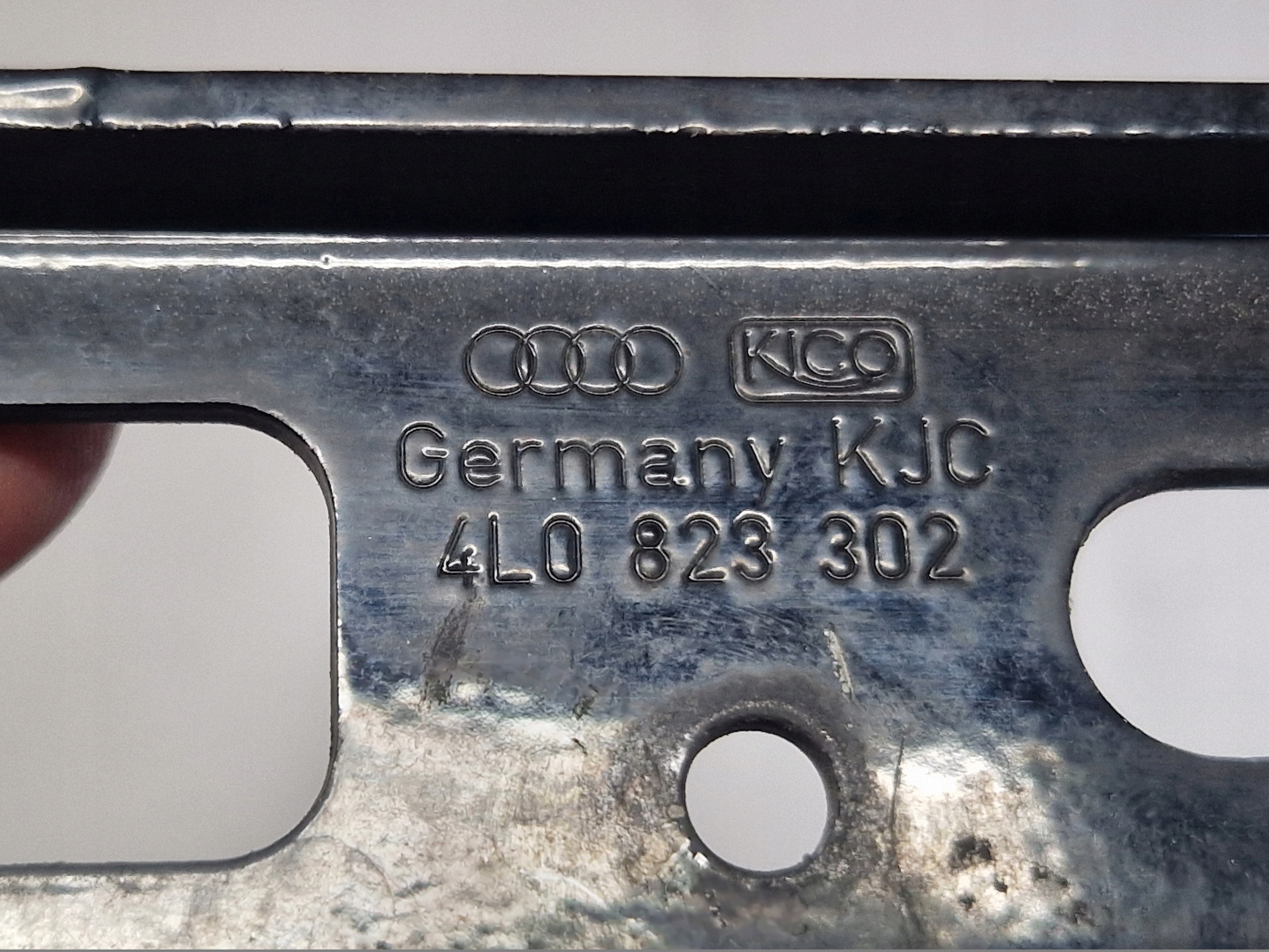 AUDI Q7 4L hinge bonnets right front 4L0823302