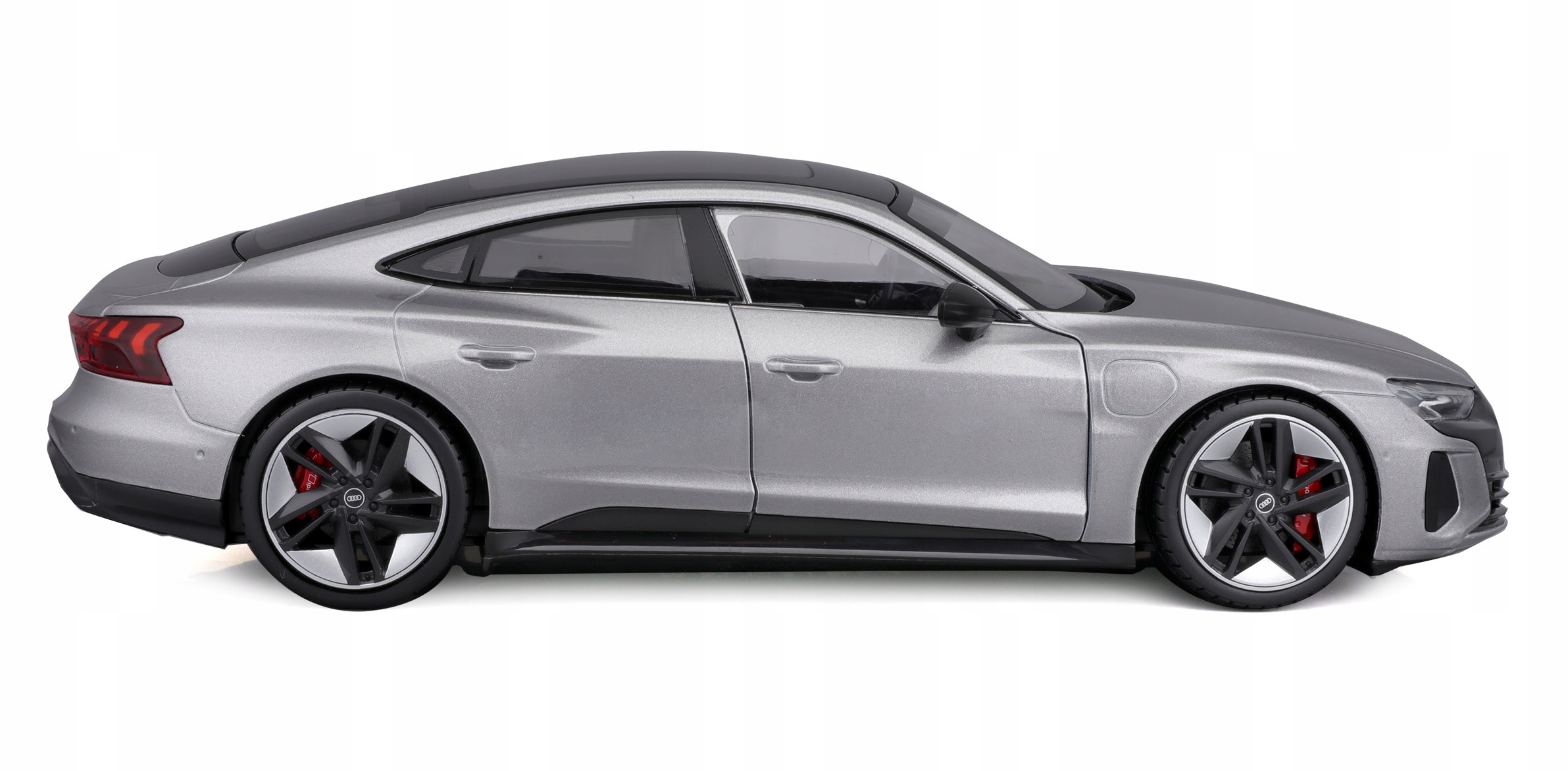 MODEL AUDI RS e-tron GT 2022 1:18 Bburago 18-11050 SREBRNY ELEKTRYK Baterie brak