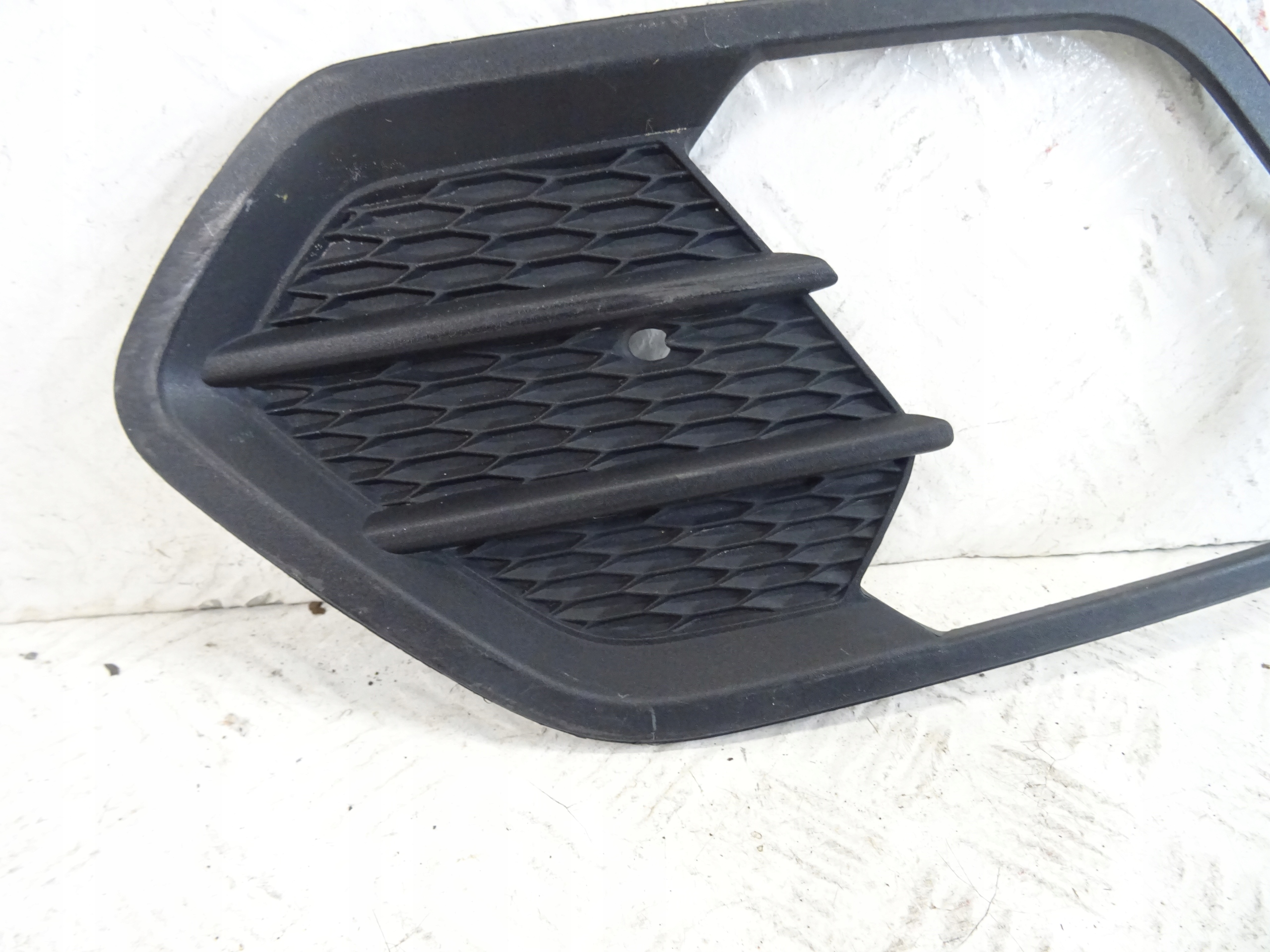 grid of a bumper front front left FORD KUGA II GV44-17K947