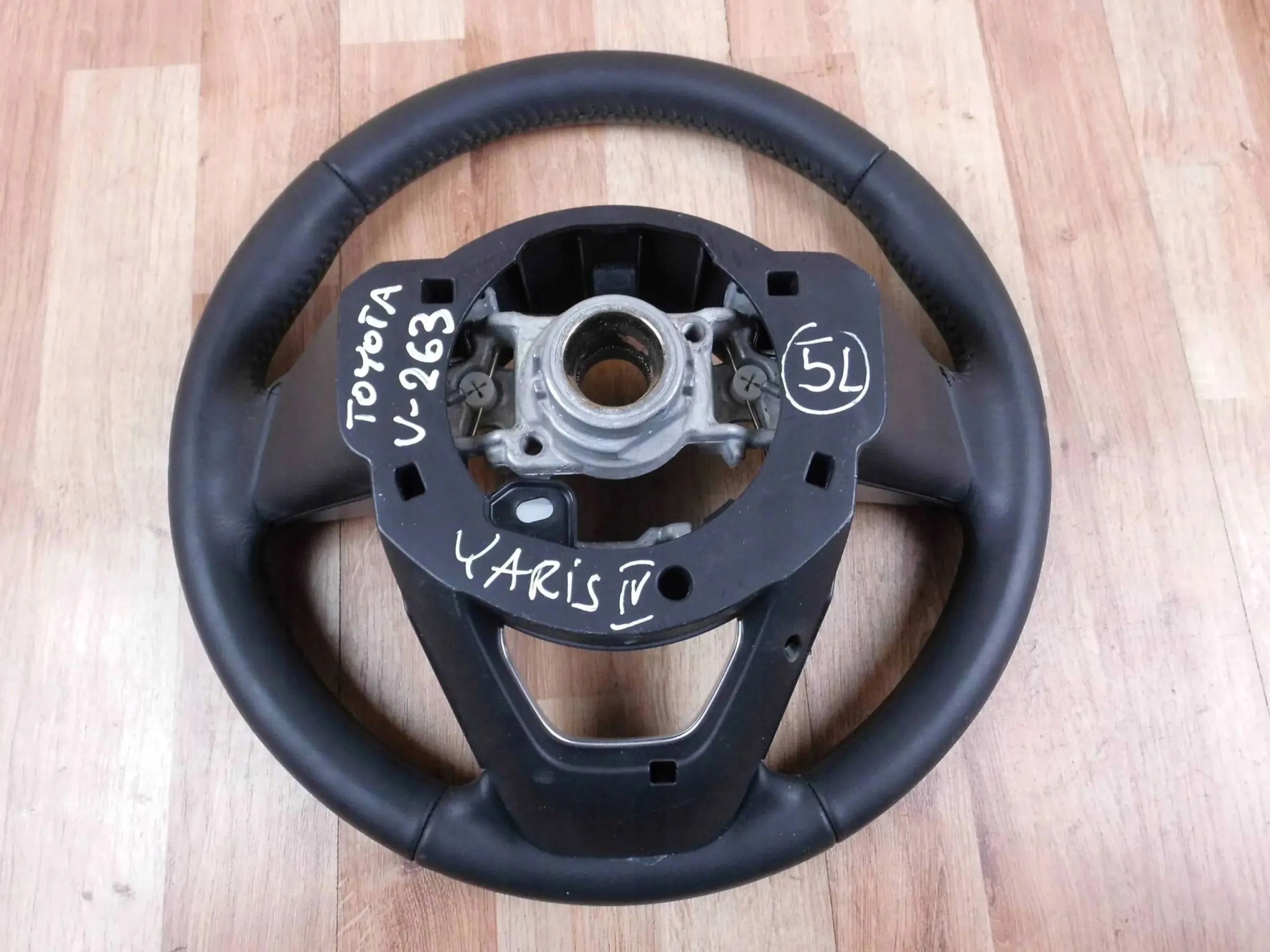 Toyota Yaris IV 2020+ lenkrad multifunkcja Leder