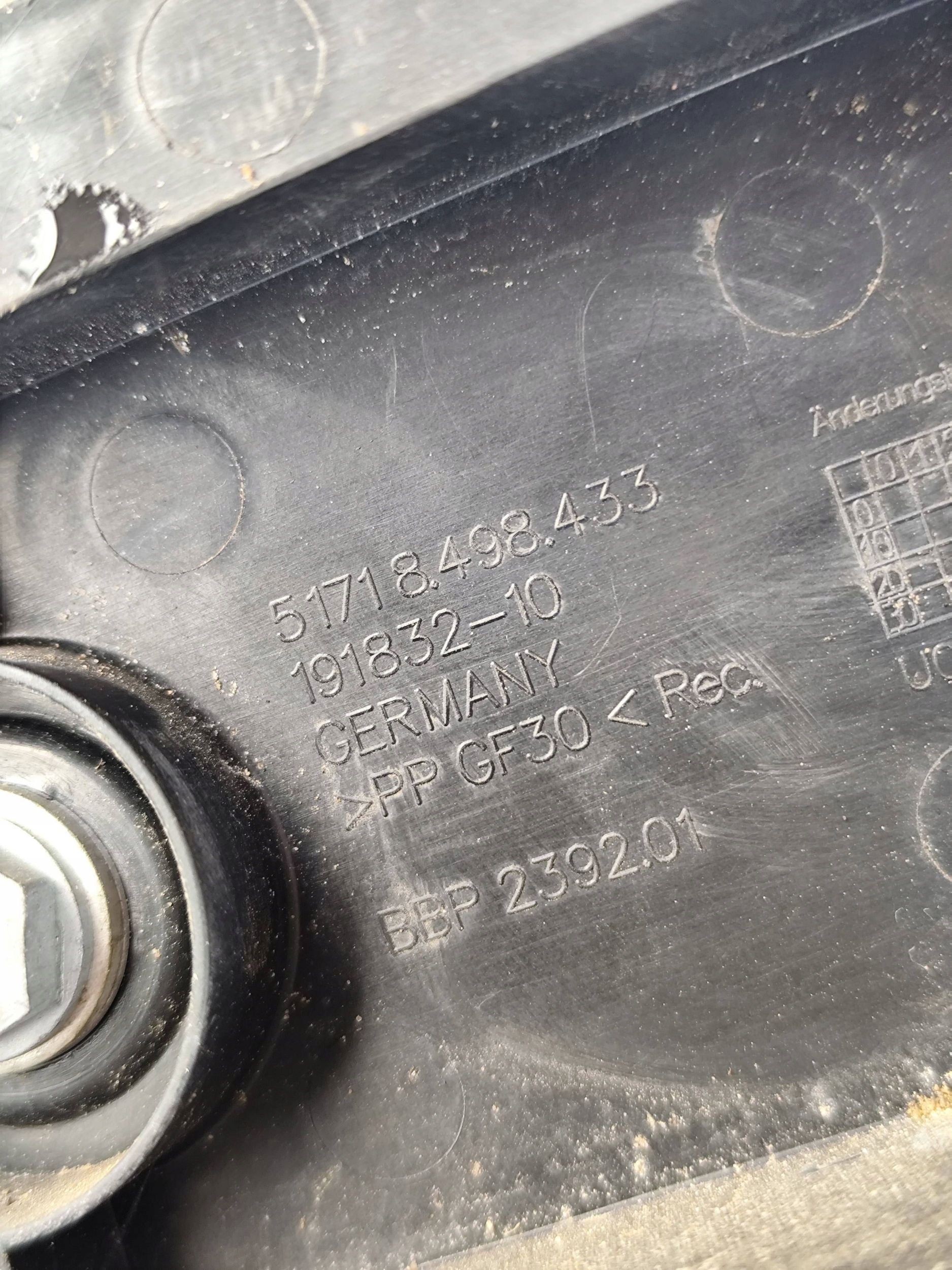BMW 2 ACTIVE TOURER U06 Blende Abdeckung Gehäuse KLEMY AKUMULATORA 8498433