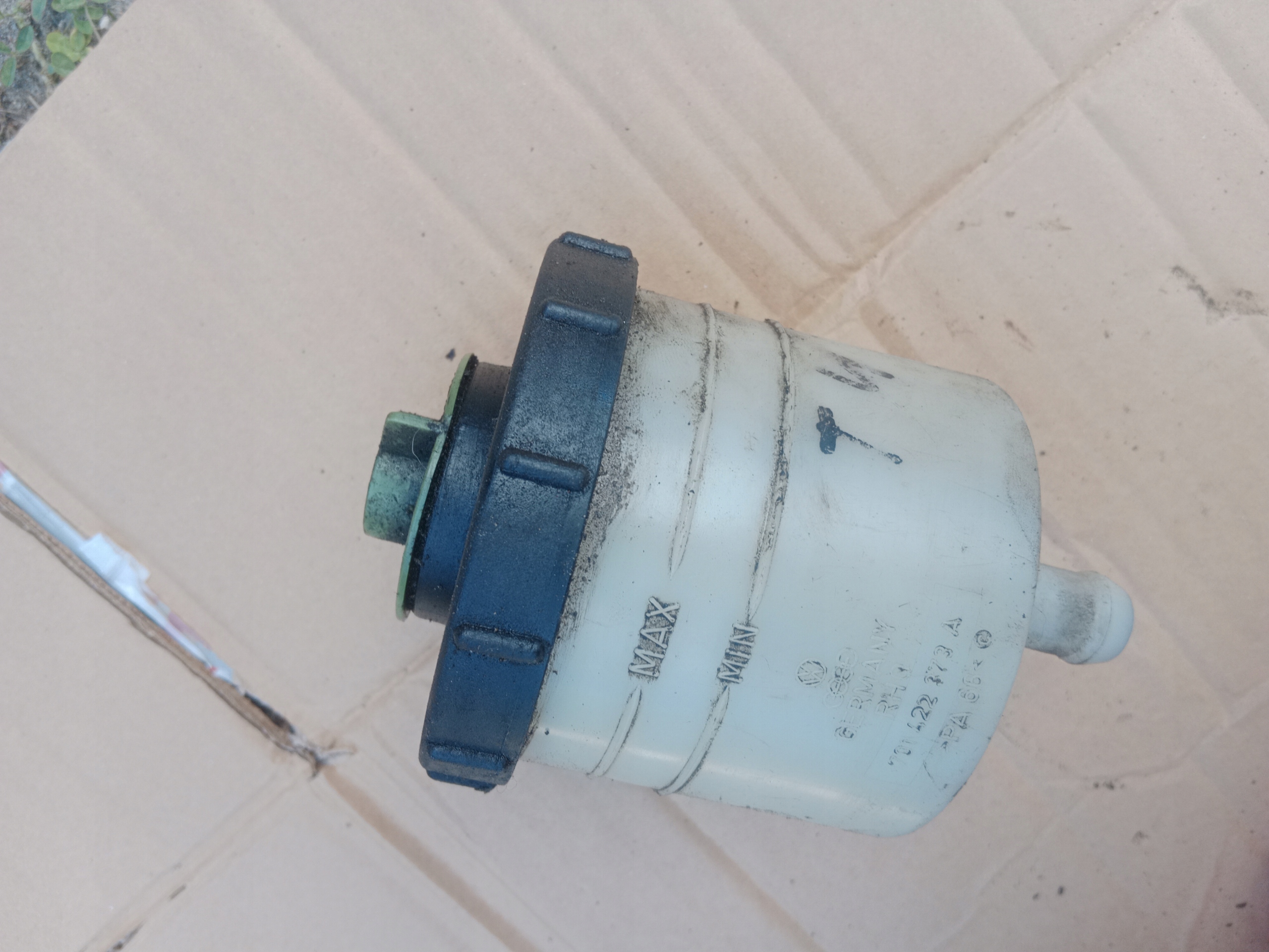 701422371B - Бачок гидроусилителя VW T4