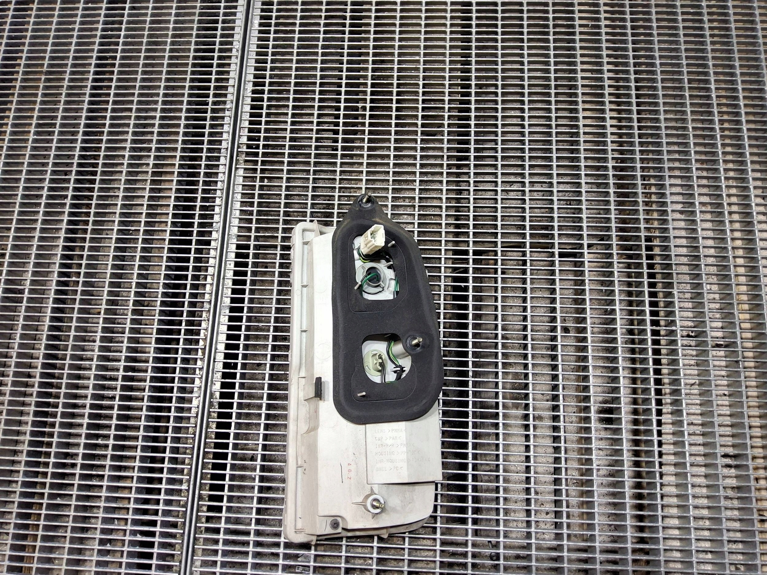 nissan ELGRAND 2004 задний Сторона фонарь левый