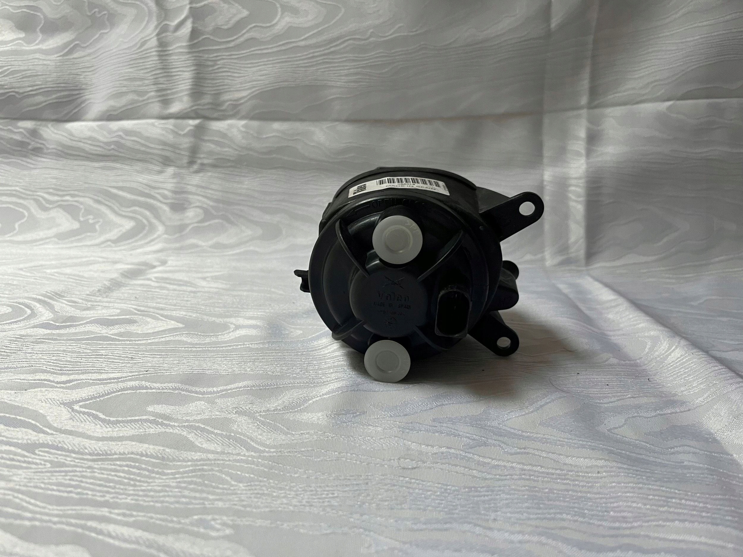 правая противотуманная ГАЛОГЕН Audi S3 99-03 оригинал valeo 8L9941700