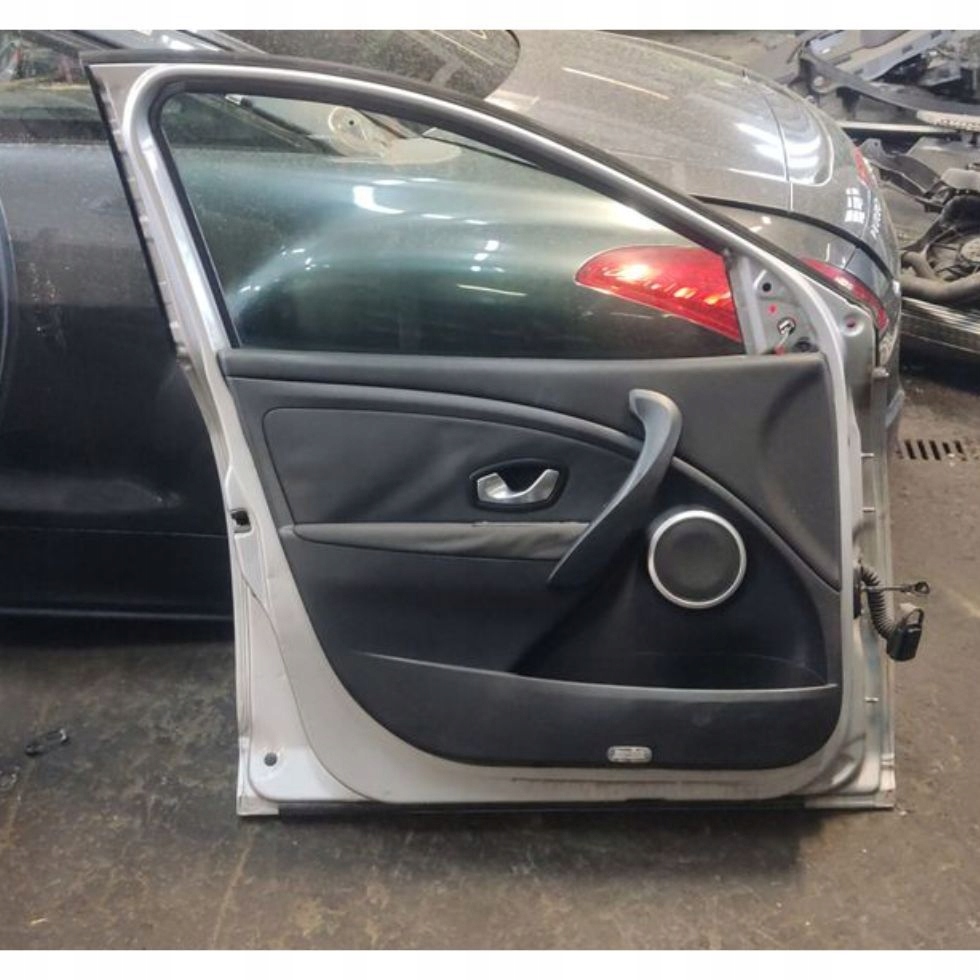 dveře levý předek Renault Megane III 2010