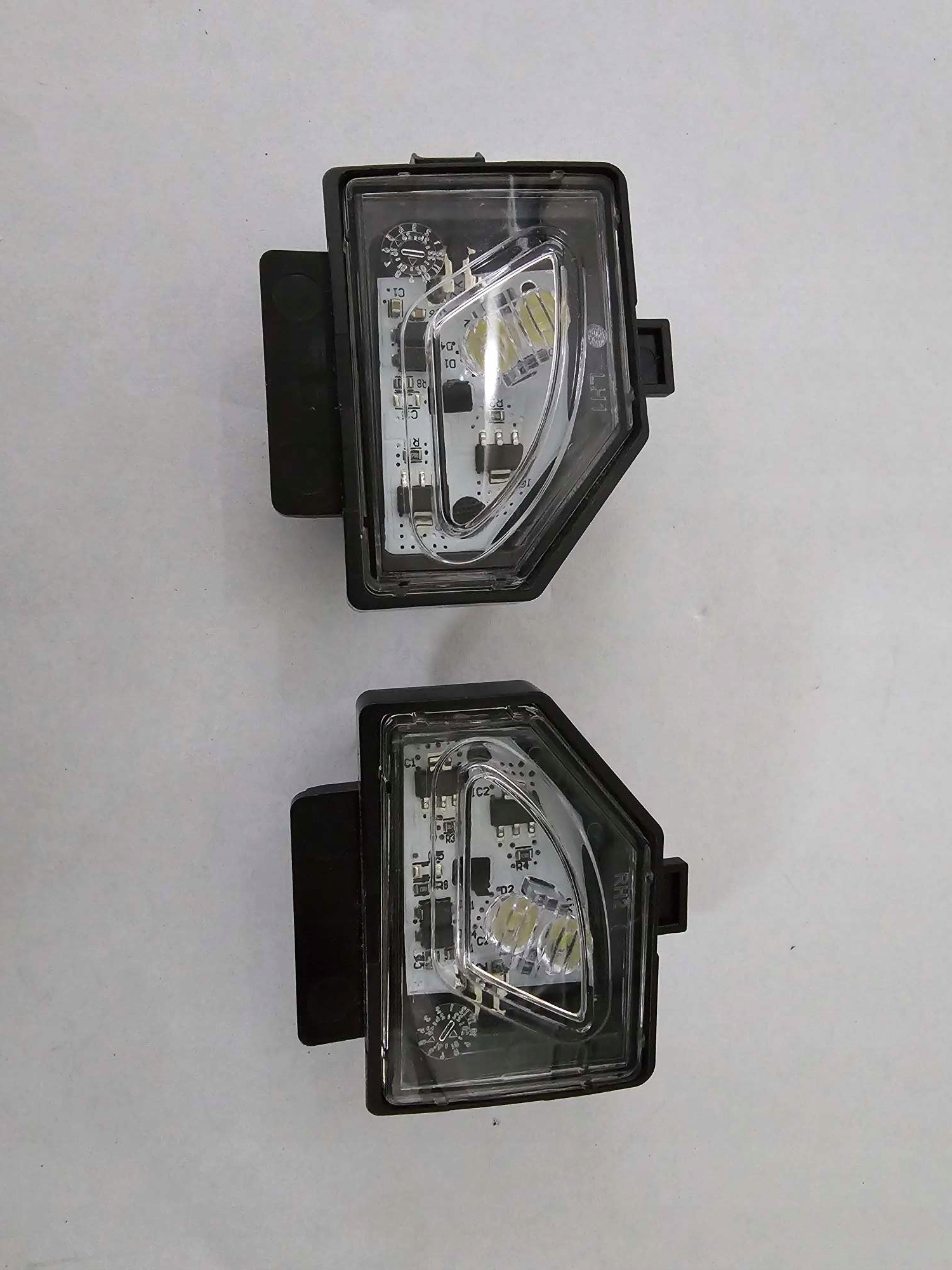 LAMPA LUSTERKA VW VOLKSWAGEN TOUAREG 760945292 760945291