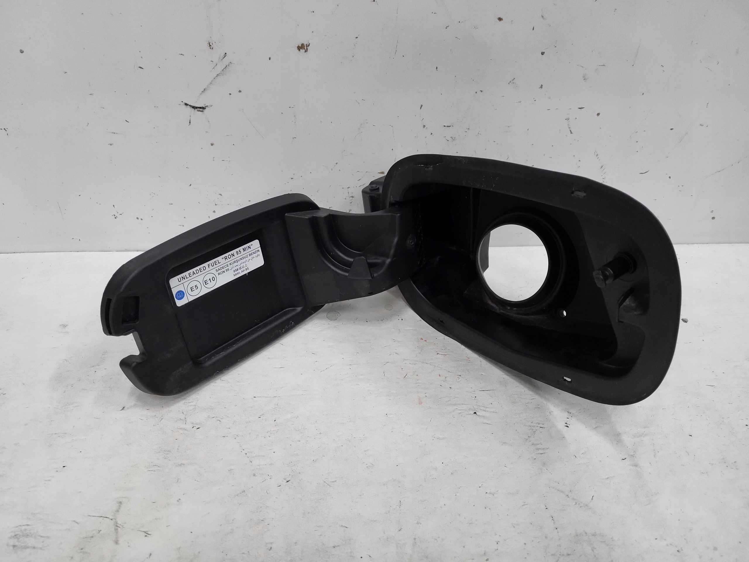 WLEW PALIWA ALFA ROMEO STELVIO 50566988 Numer katalogowy części ALFA ROMEO STELVIO KLAPKA WLEWU PALIWA 50566988