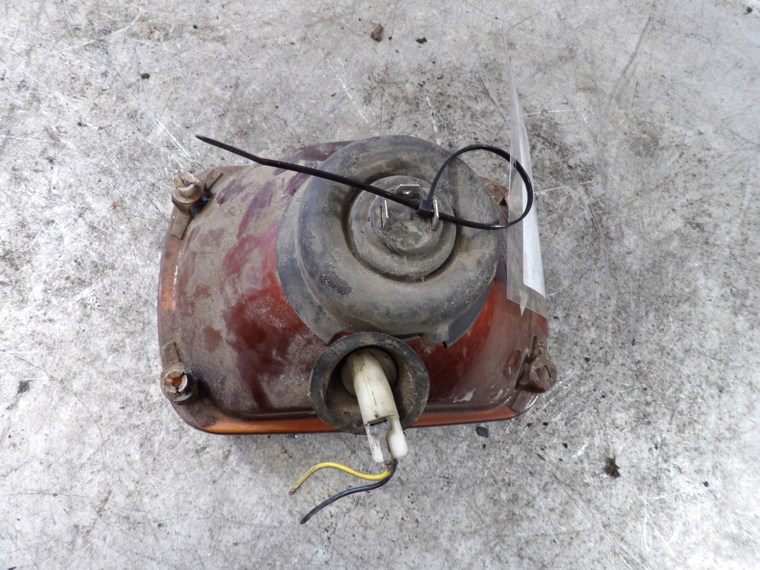 Fiat 126P light front left 650