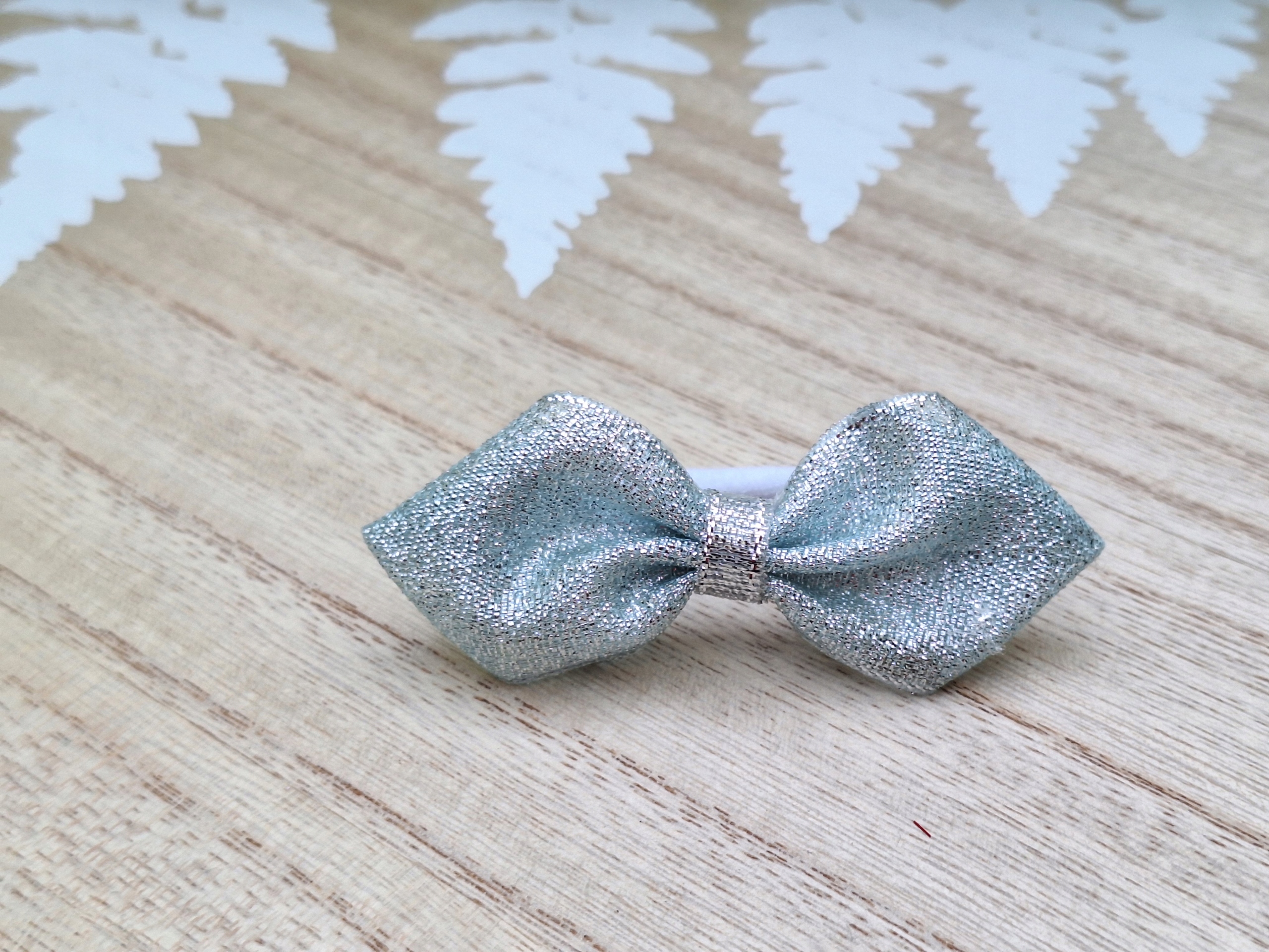 Gumka do włosów pin up kokarda srebrna brokatowa Marka Inna marka