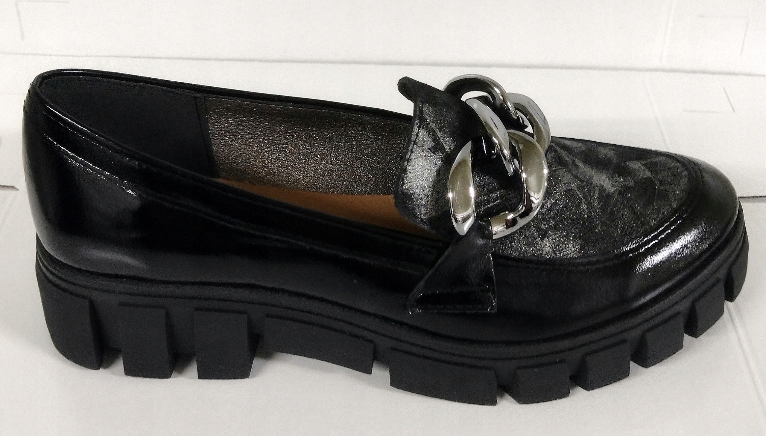 UNI-870 STYLOWE MOKASYNY Z ŁAŃCUCHEM SKÓRA NAT 39 Kod producenta UNI.870.CZAR+SRE+SPOR