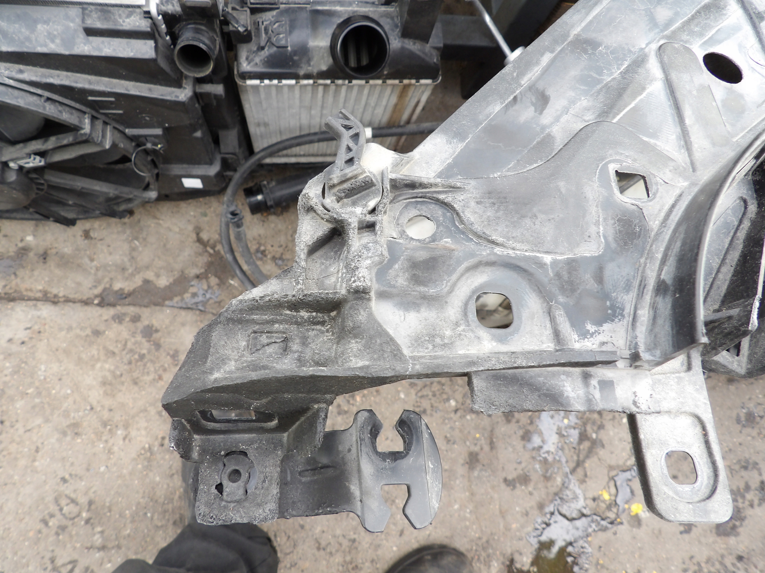 PAS PRZEDNI Z CHŁODNICAMI MERCEDES W166 3.0 Strona zabudowy przód