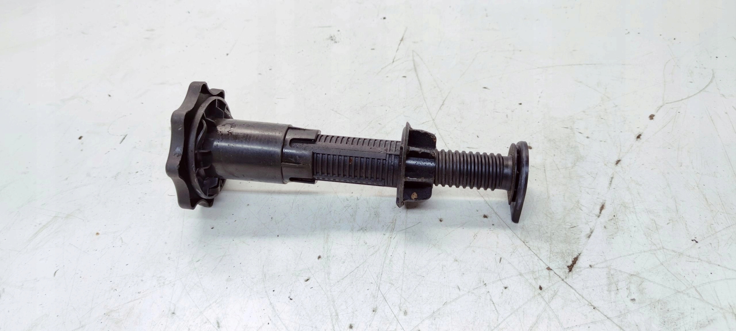 Vis Roues de la roue de secours AUDI A4 B7 Berline 8E0804899