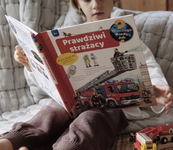 PRAWDZIWI STRAŻACY KSIĄŻKA Z OKIENKAMI WYDAWNICTWO SAM ISBN 9788396719386