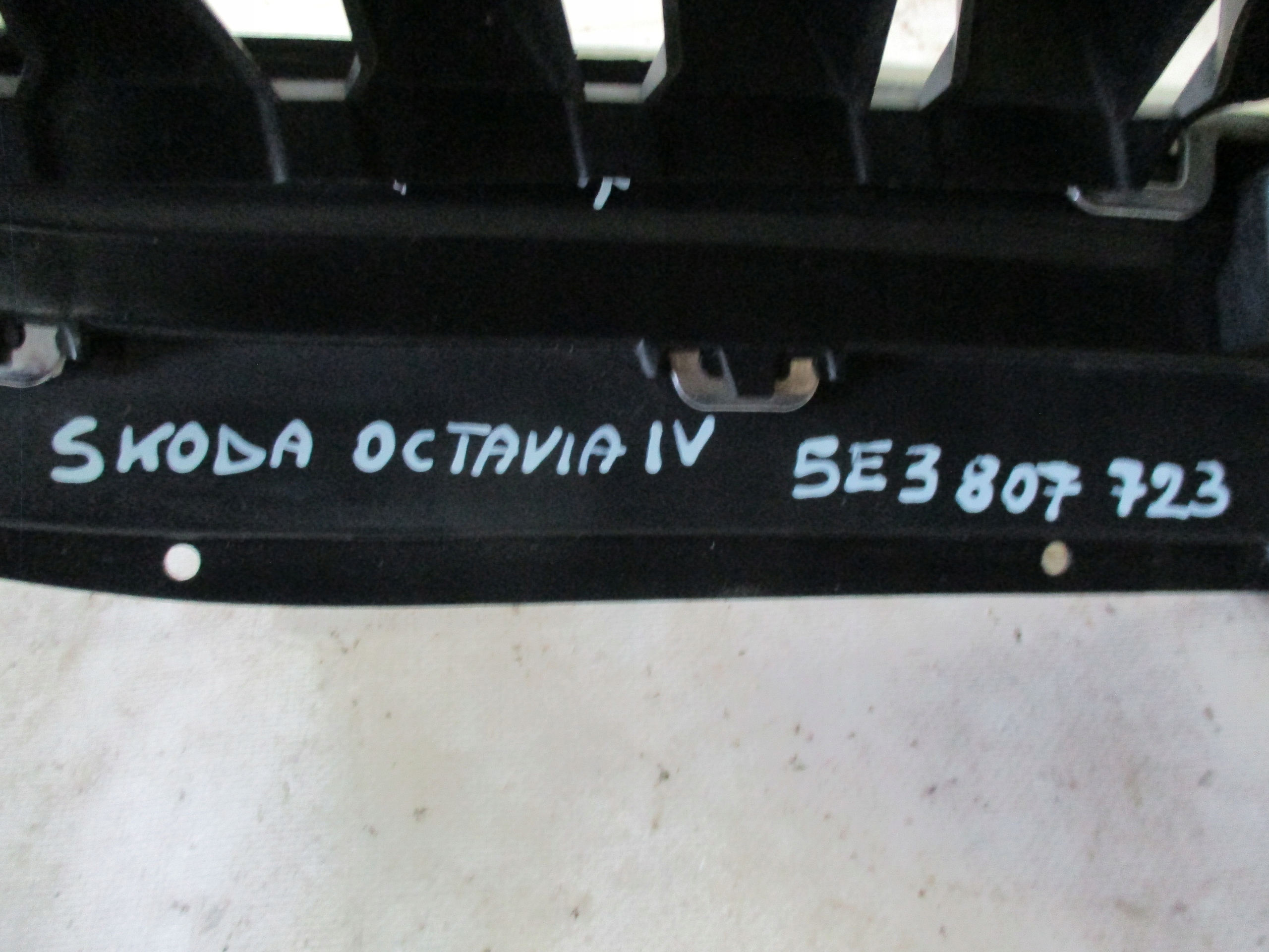 Chrom Grill Skoda Octavia IV 5E3807723
