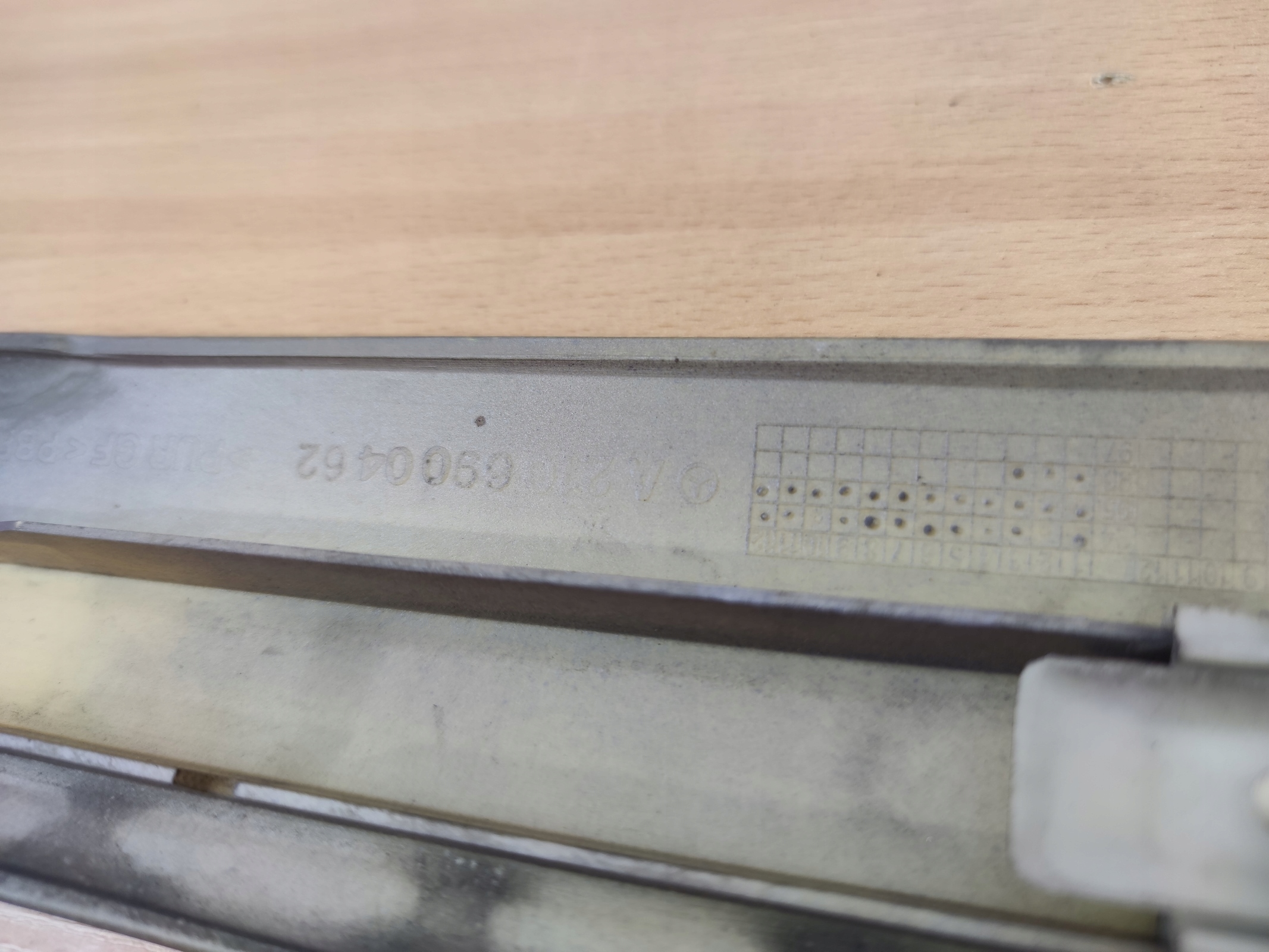 MERCEDES E-KLASA W210 right moulding door front