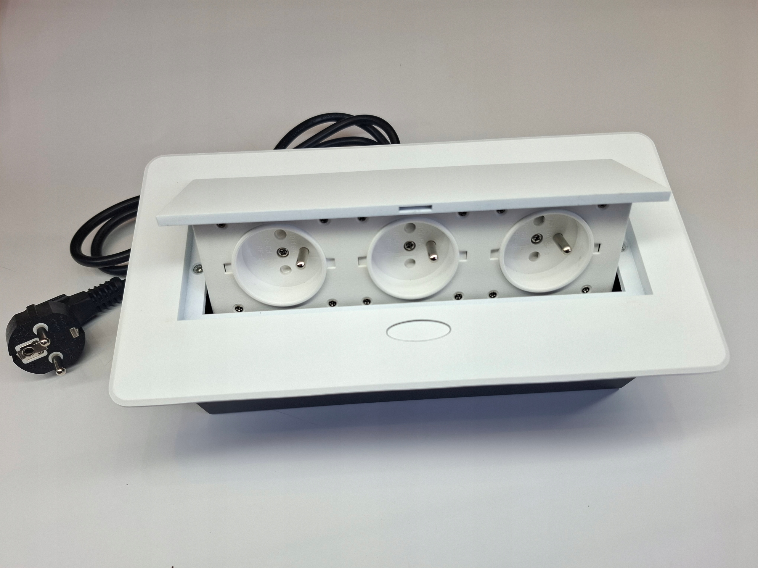 Nábytkový port zapuštěný modul/zásuvka/box Oval 3 Zásuvky bílá barva Altori