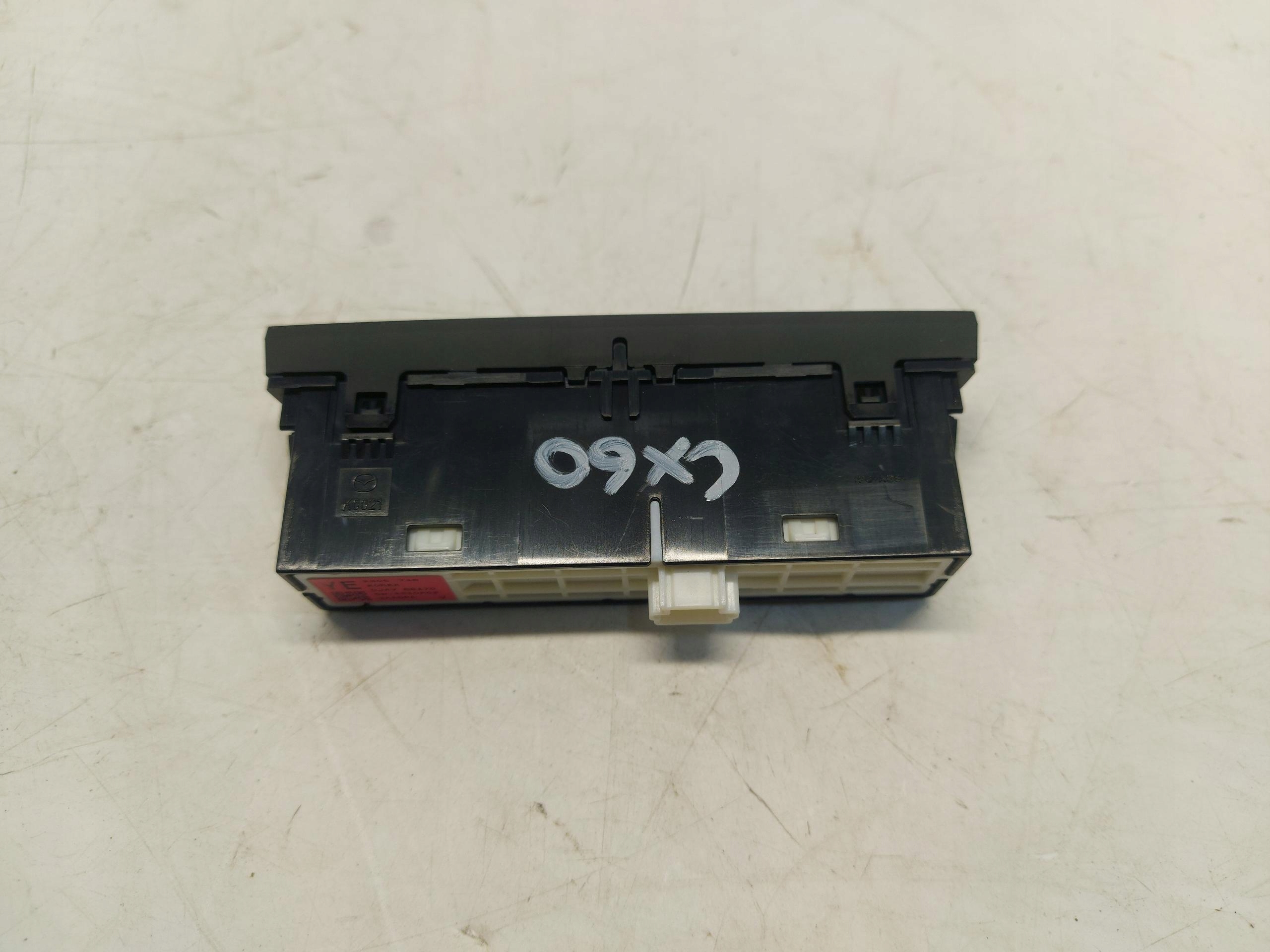 Mazda CX60 PHEV PANEL prekidač goriva DJAV 66170