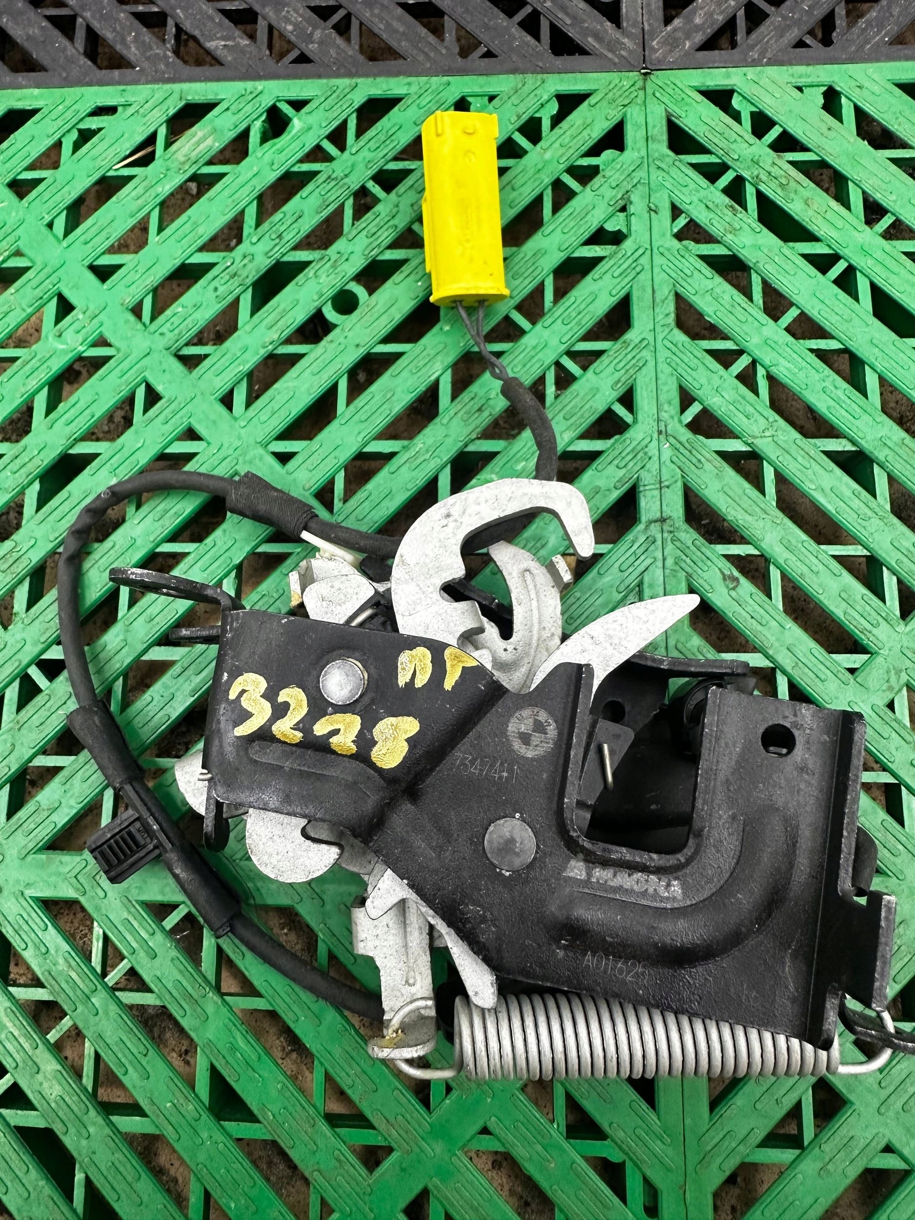 bonnet latch lock BMW 5 G30 G31 G11 7347411