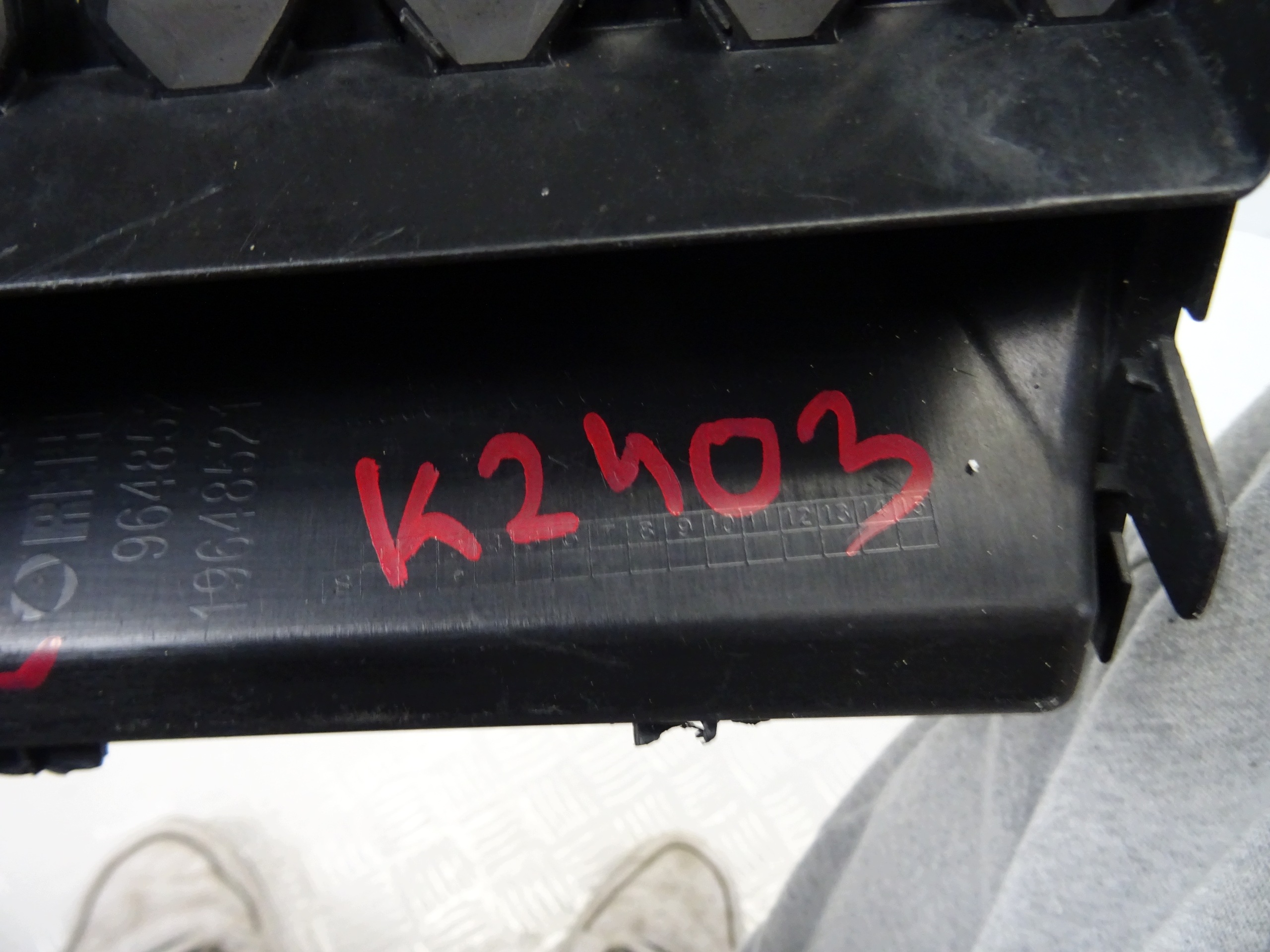 grid of a bumper front left AUDI TTS 8S 8S0807681