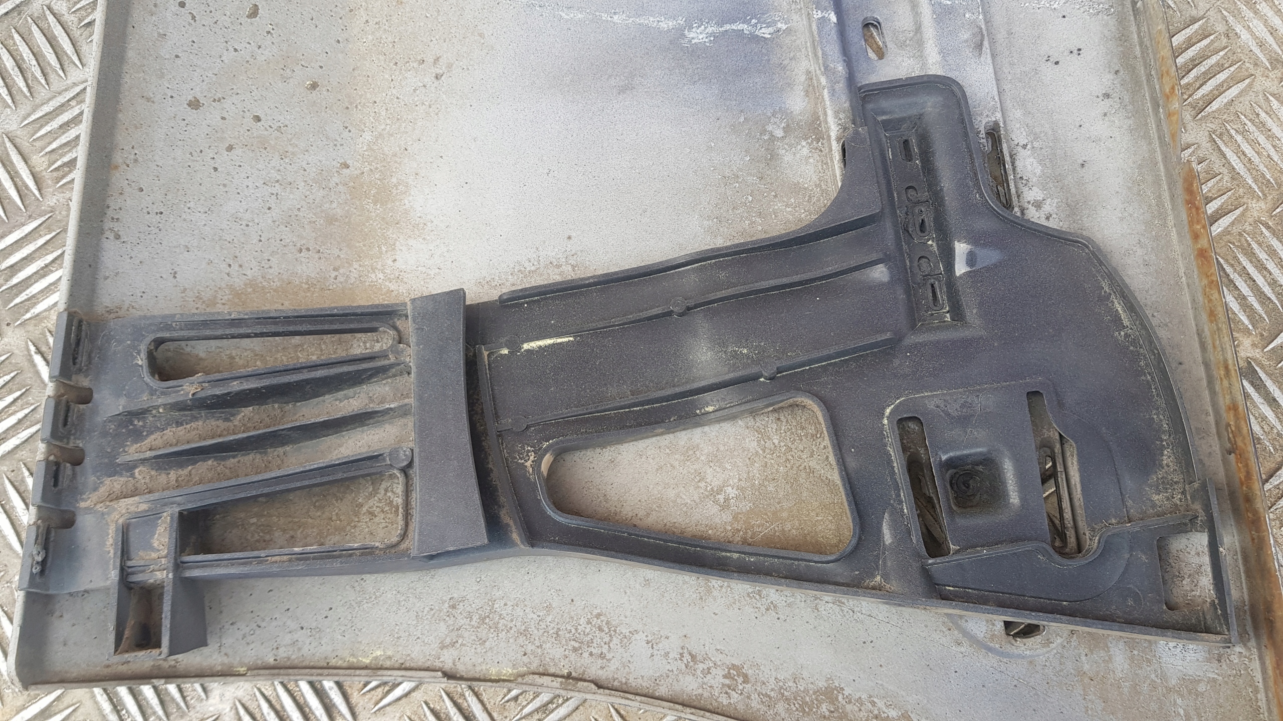 MERCEDES e-klasa W211 Support Support plaque Pare choc Arrière Droite Berline