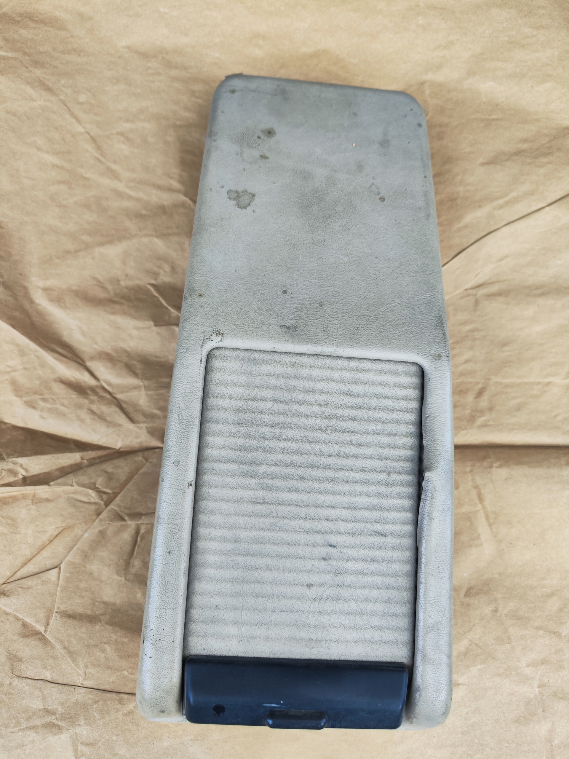 passenger compartment Z ROLETKA W TUNEL central armrest MERCEDES W124