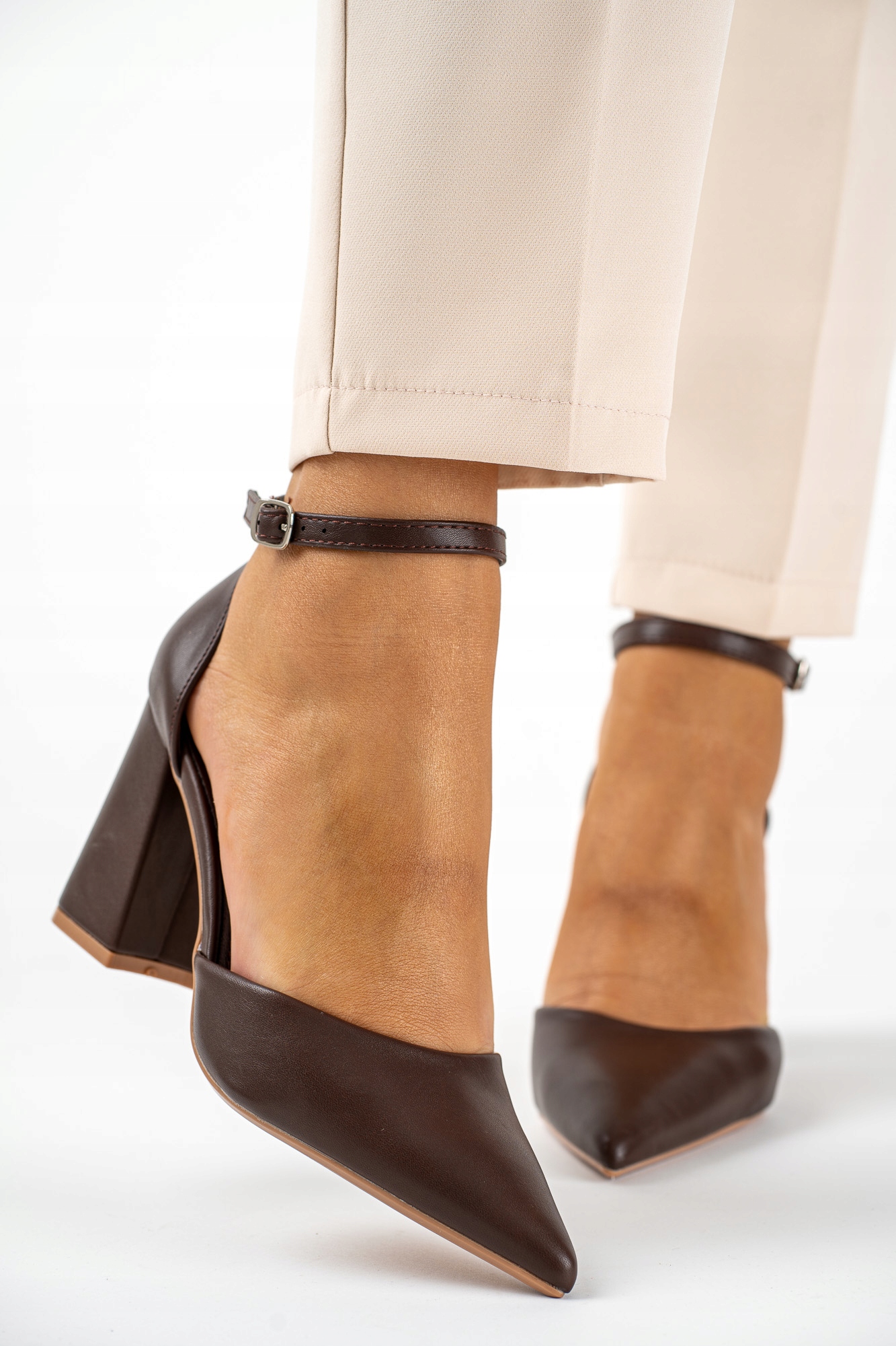 Brązowe czółenka na słupku z paskiem damskie 40