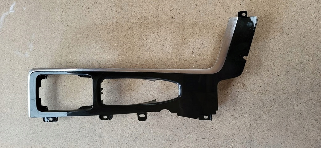 VOLVO S60 V60 II 18^ RAMKA DEKOR PANELU ŚRODKOWEGO