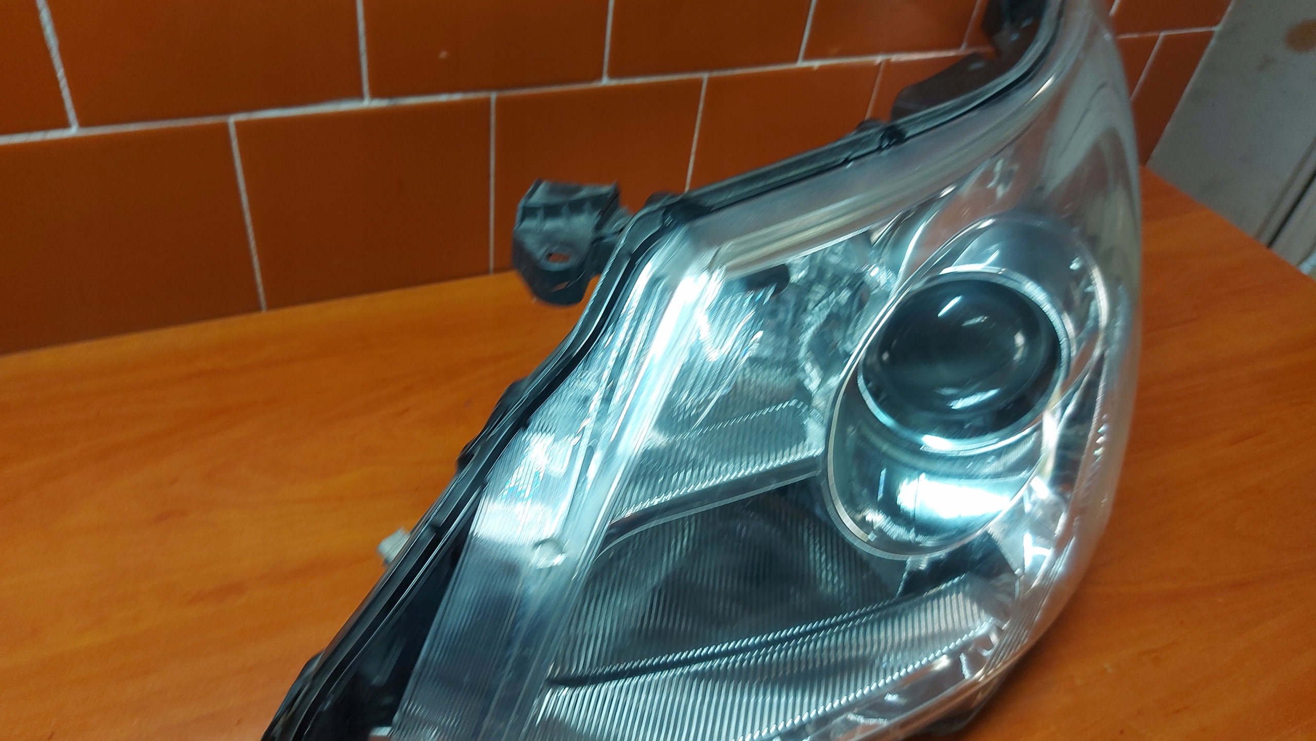 REFLEKTOR light left left front TOYOTA AVENSIS T27 09