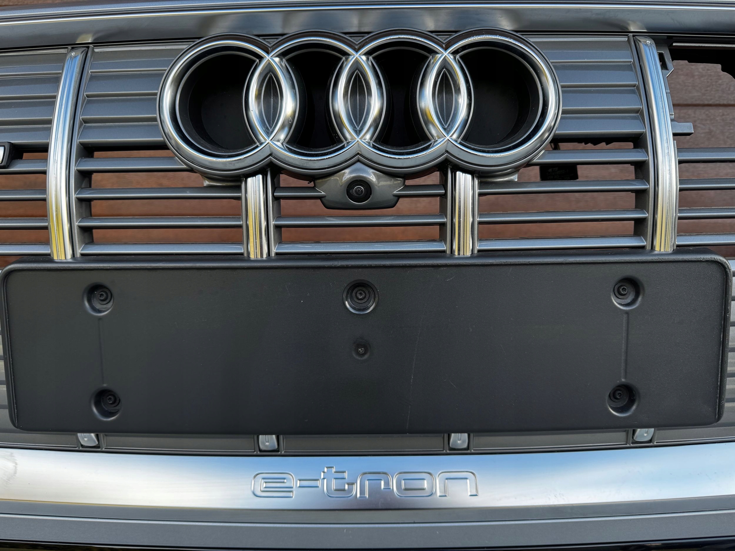 AUDI E-TRON 4KE ZDERZAK PRZÓD ORYGINALNY KOMPLETNY KAMERA Producent części Audi OE