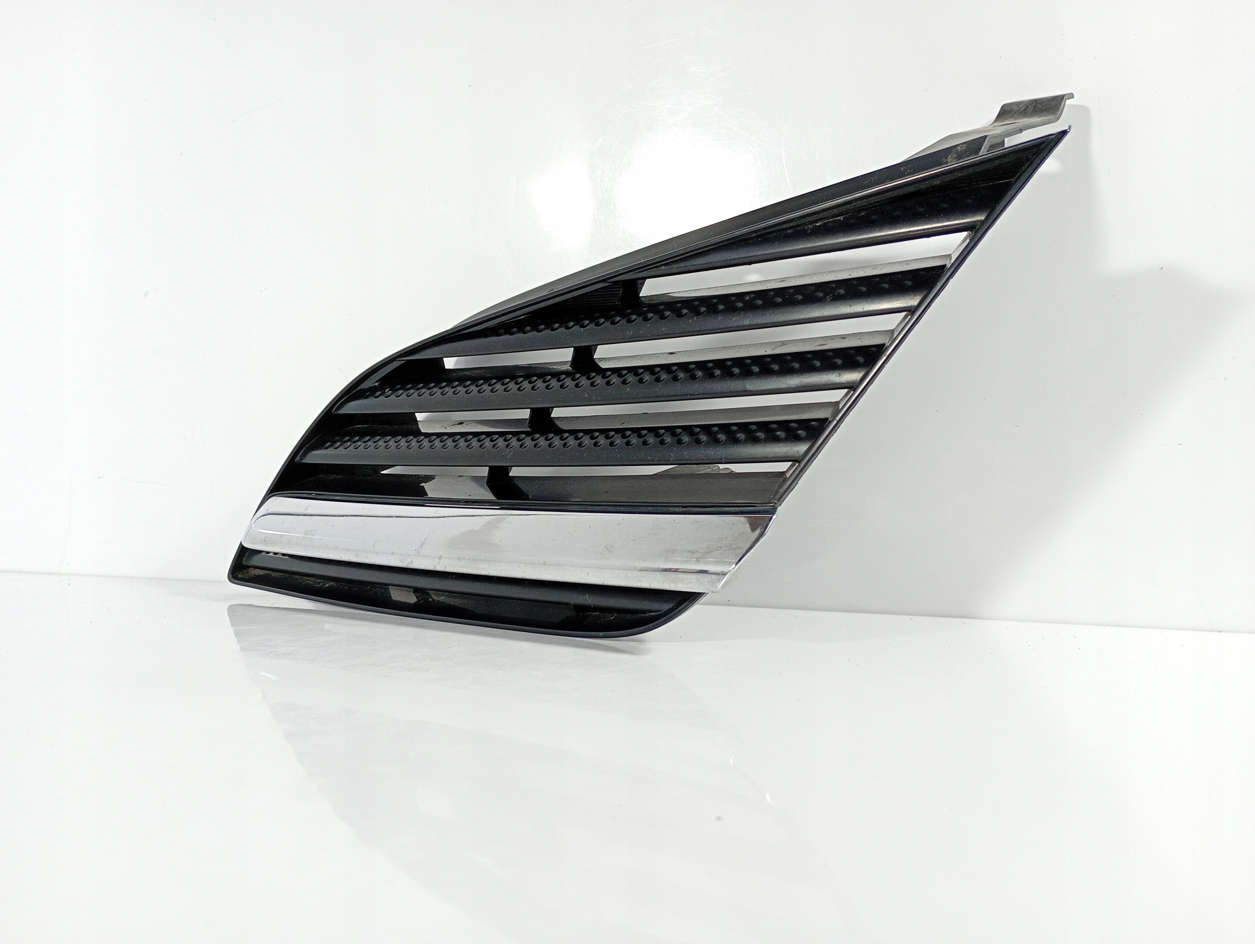 Primera P12 01-07 grid of a bumper left OE 62330AV300