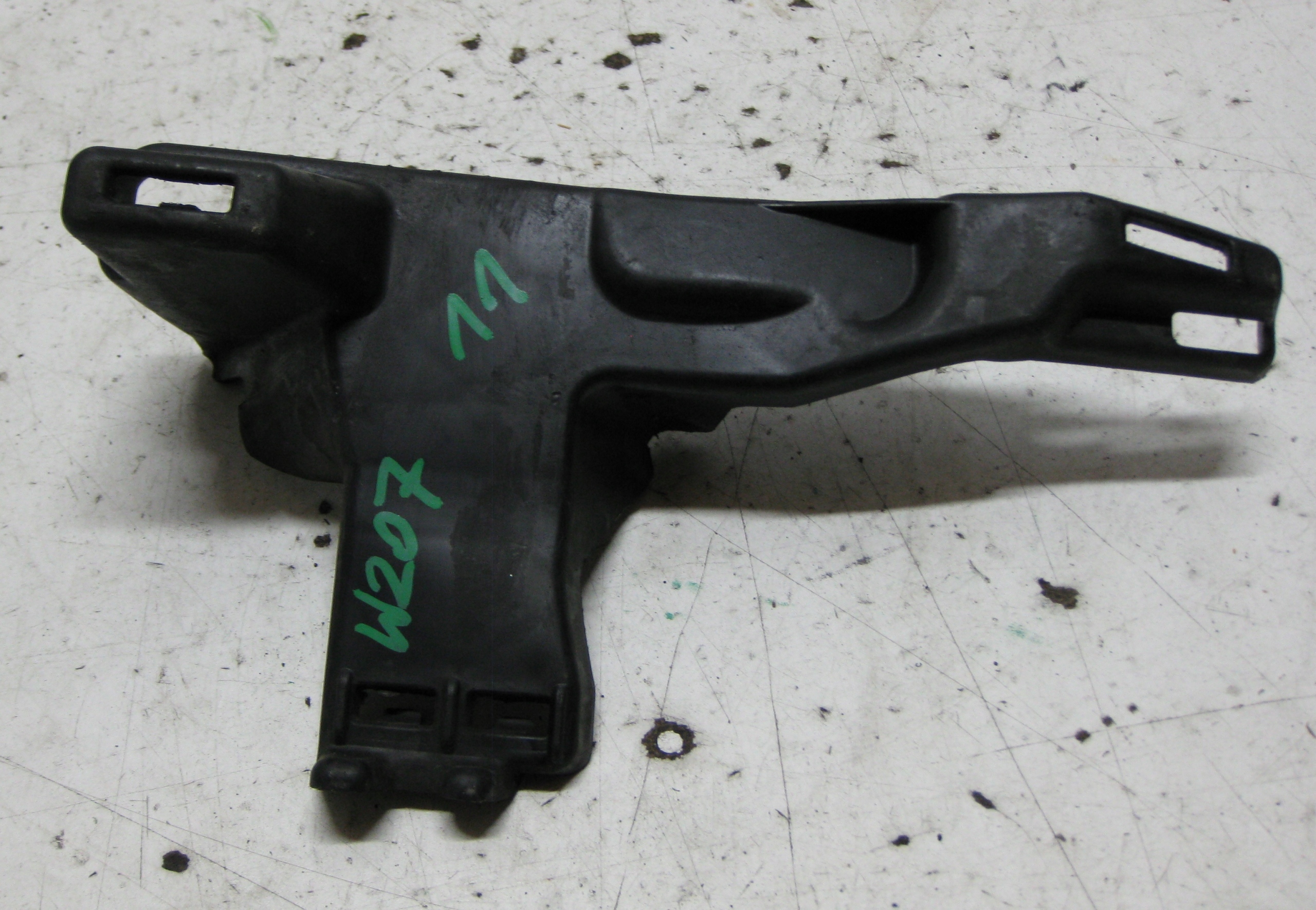 MERCEDES W207 3.0 CDI 11R bumper bracket front A2078850816