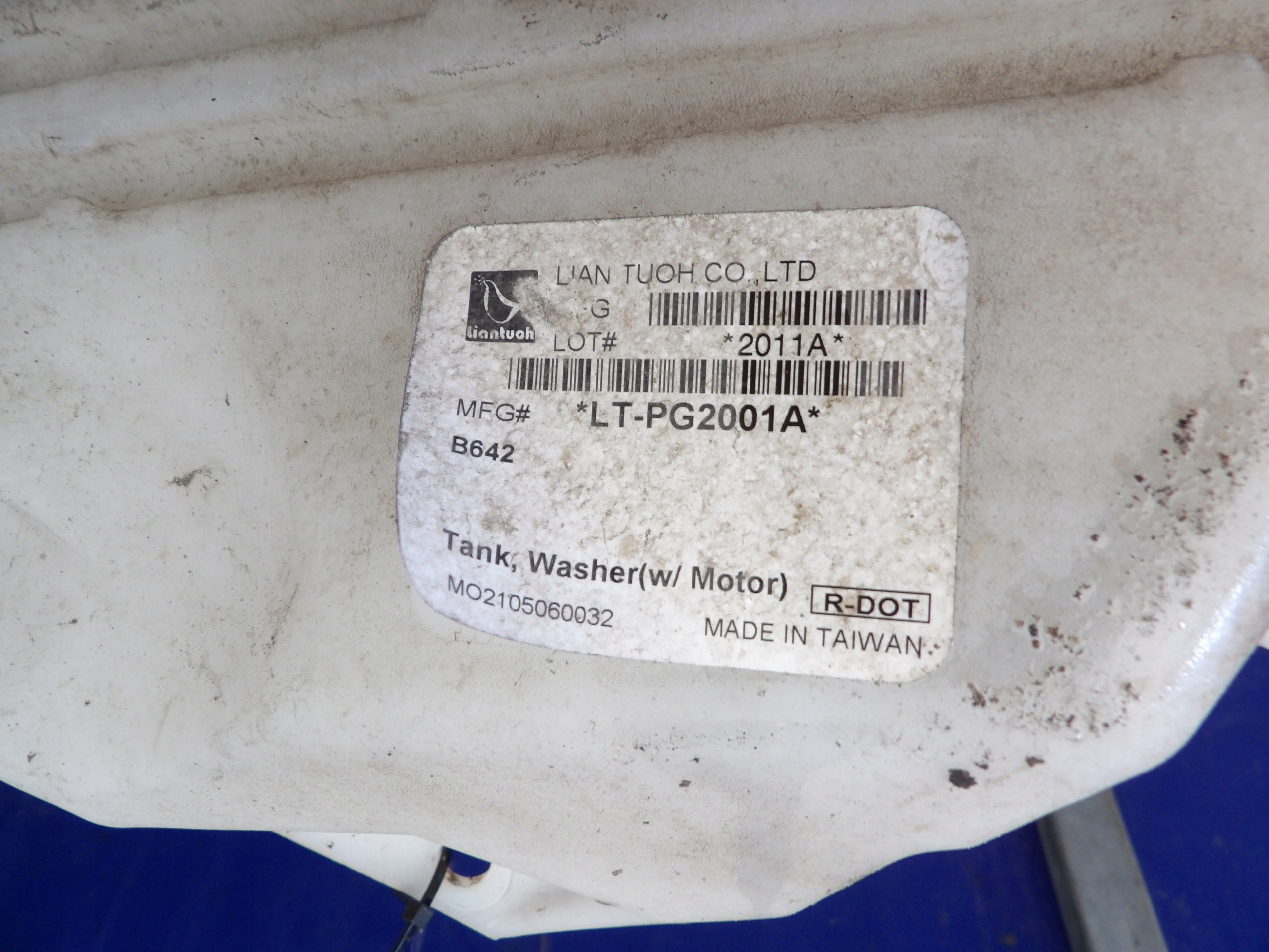 Peugeot 206 washer fluid tank