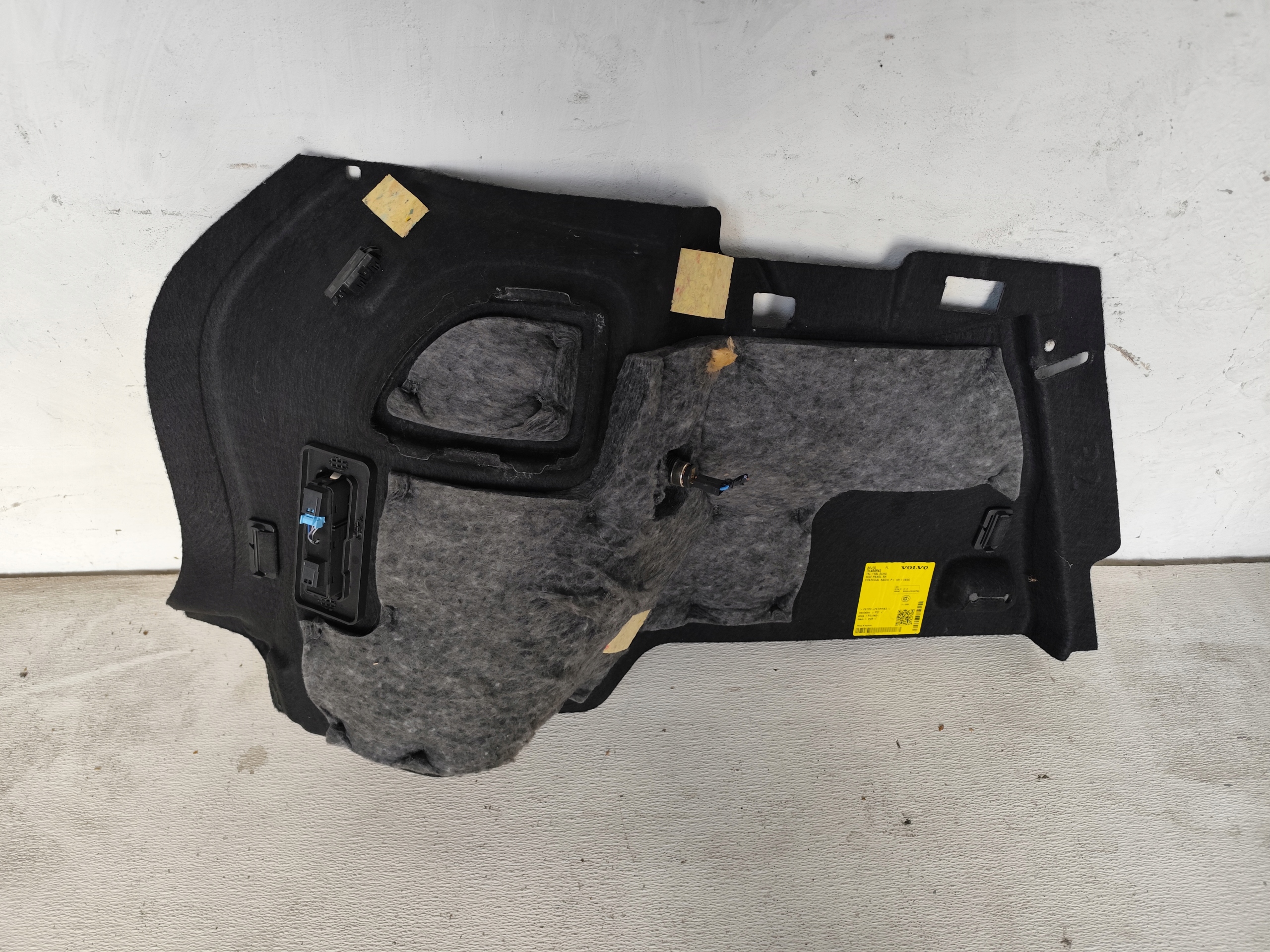 VOLVO XC40 2018 boot upholstery right 31484940