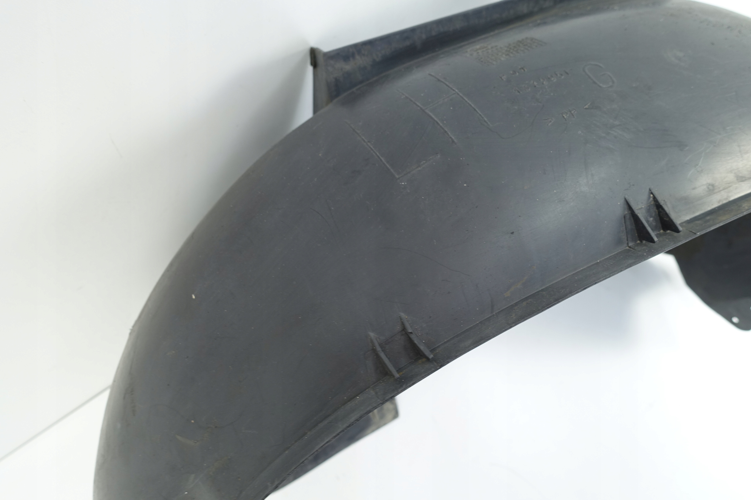 mudguard left front VOLVO 850 1372951
