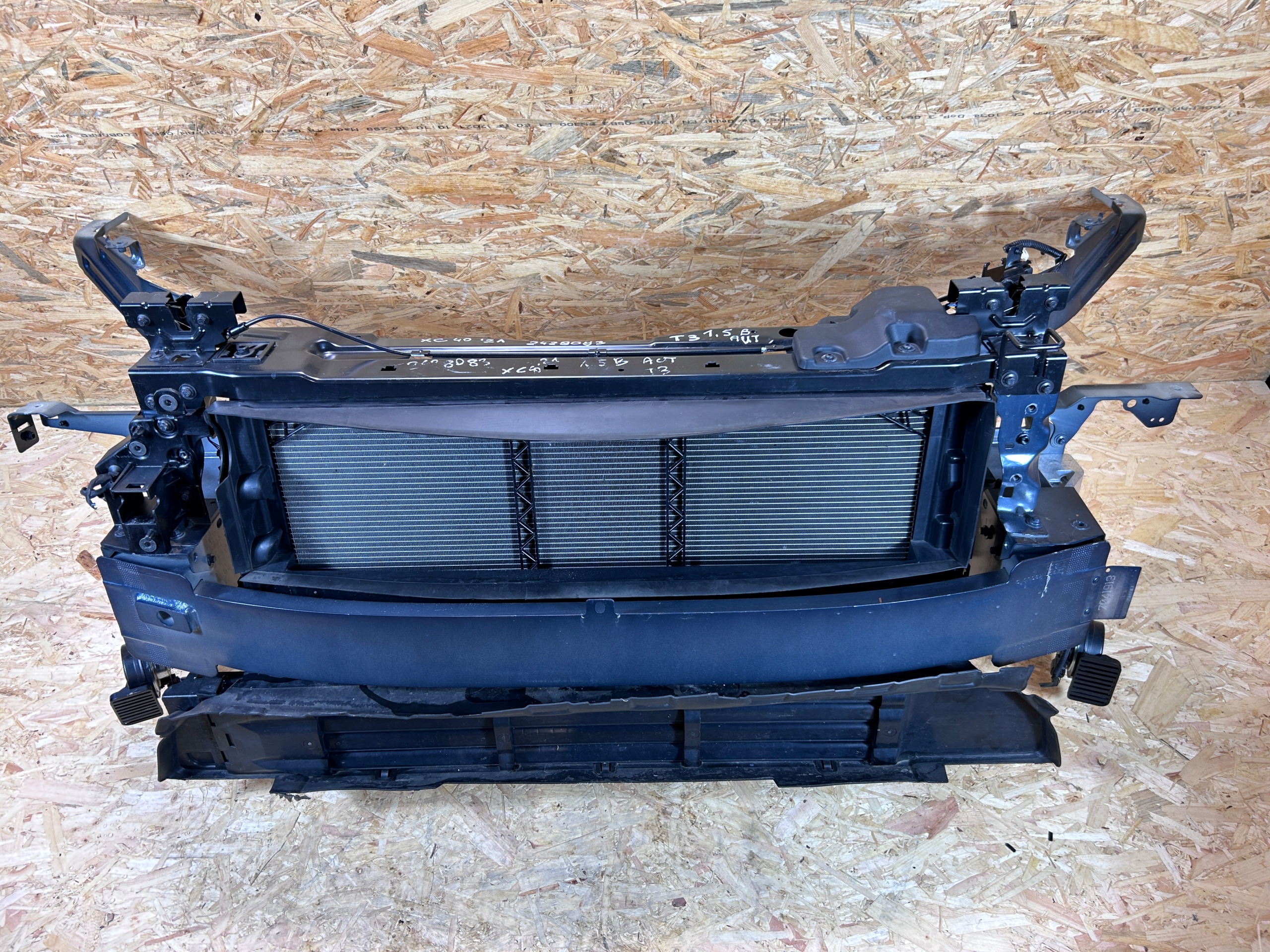 PAS PRZEDNI WZMOCNIENIE BELKA CHŁODNICE VOLVO XC40 1.5T T3 2017-