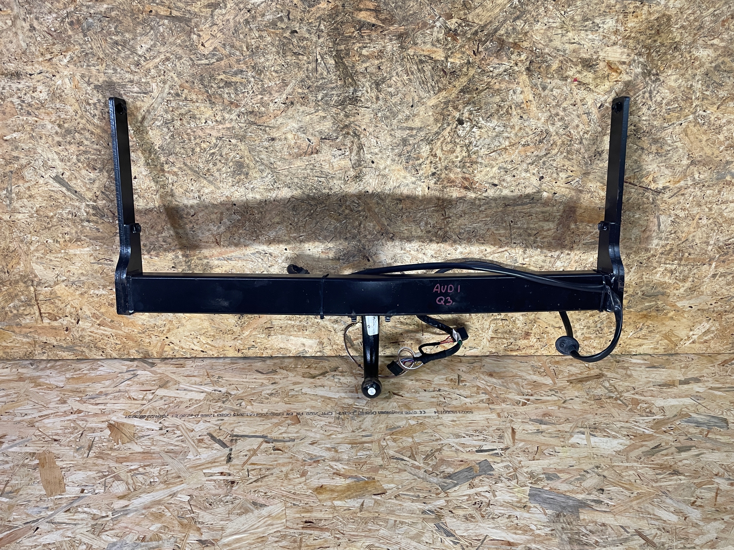 HAK HOLOWNICZY BELKA TYŁ AUDI Q3