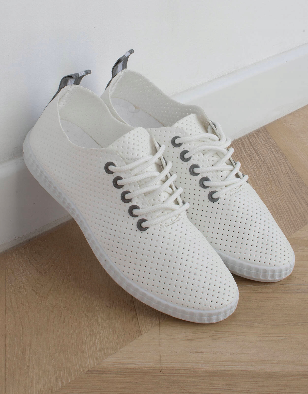 5526 BIAŁE SKÓRZANE AŻUROWE TRAMPKI TENISÓWKI 40 Wzór dominujący bez wzoru