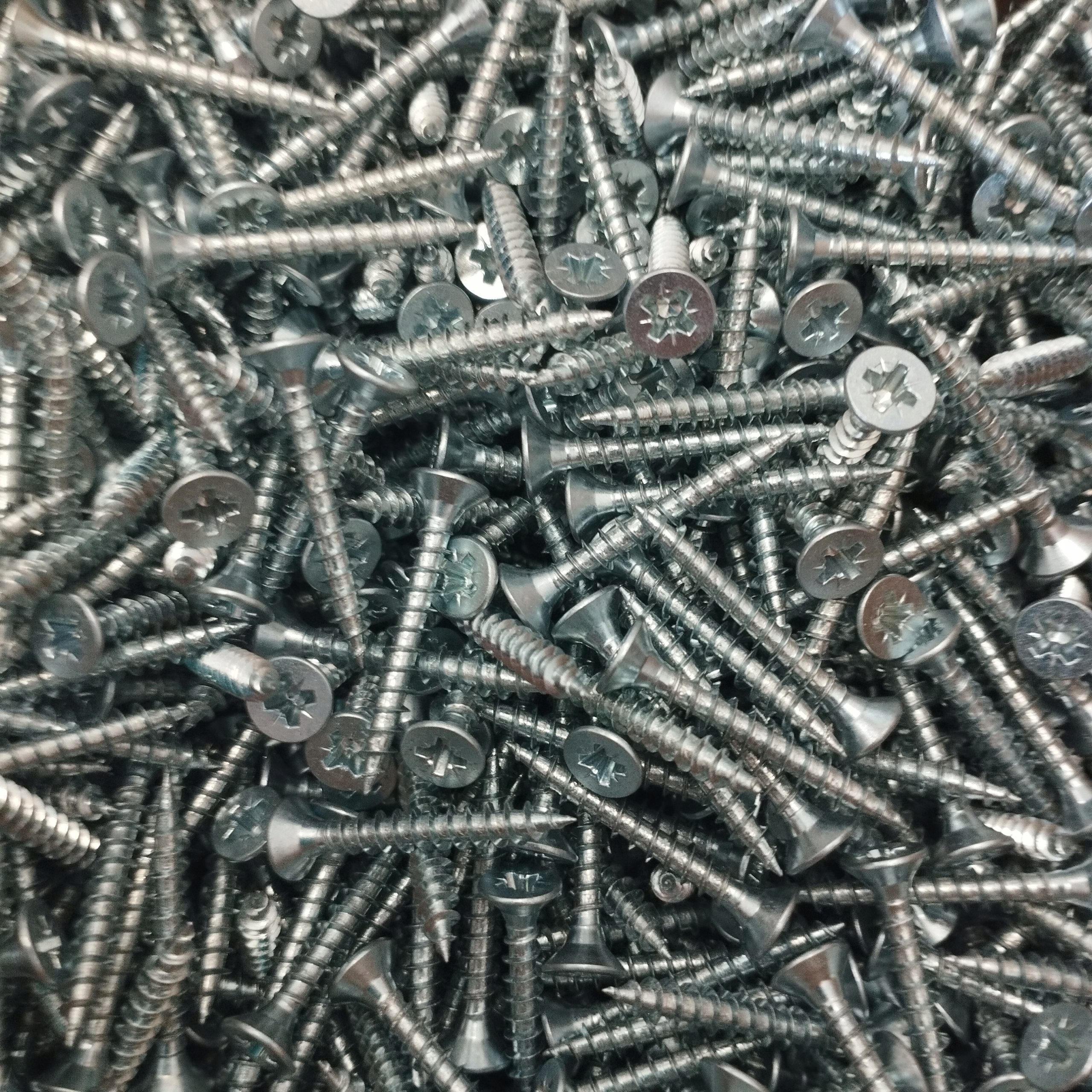 Vruty do dřeva 4x40 kalené 5 kg kuželové s plným závitem, barva Srebny PZ2