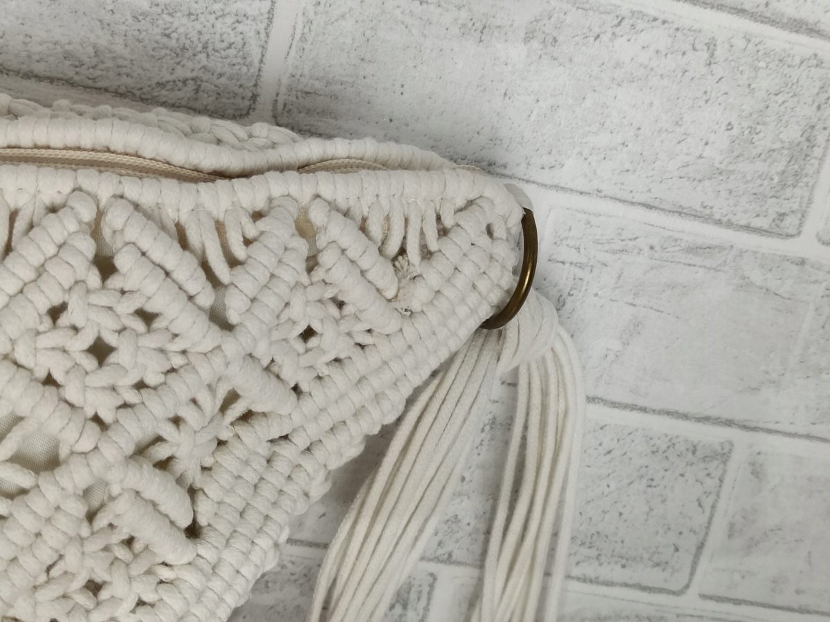 Kremowa torebka damska nerka pleciona z frędzlami boho bawełniana Kolor biały