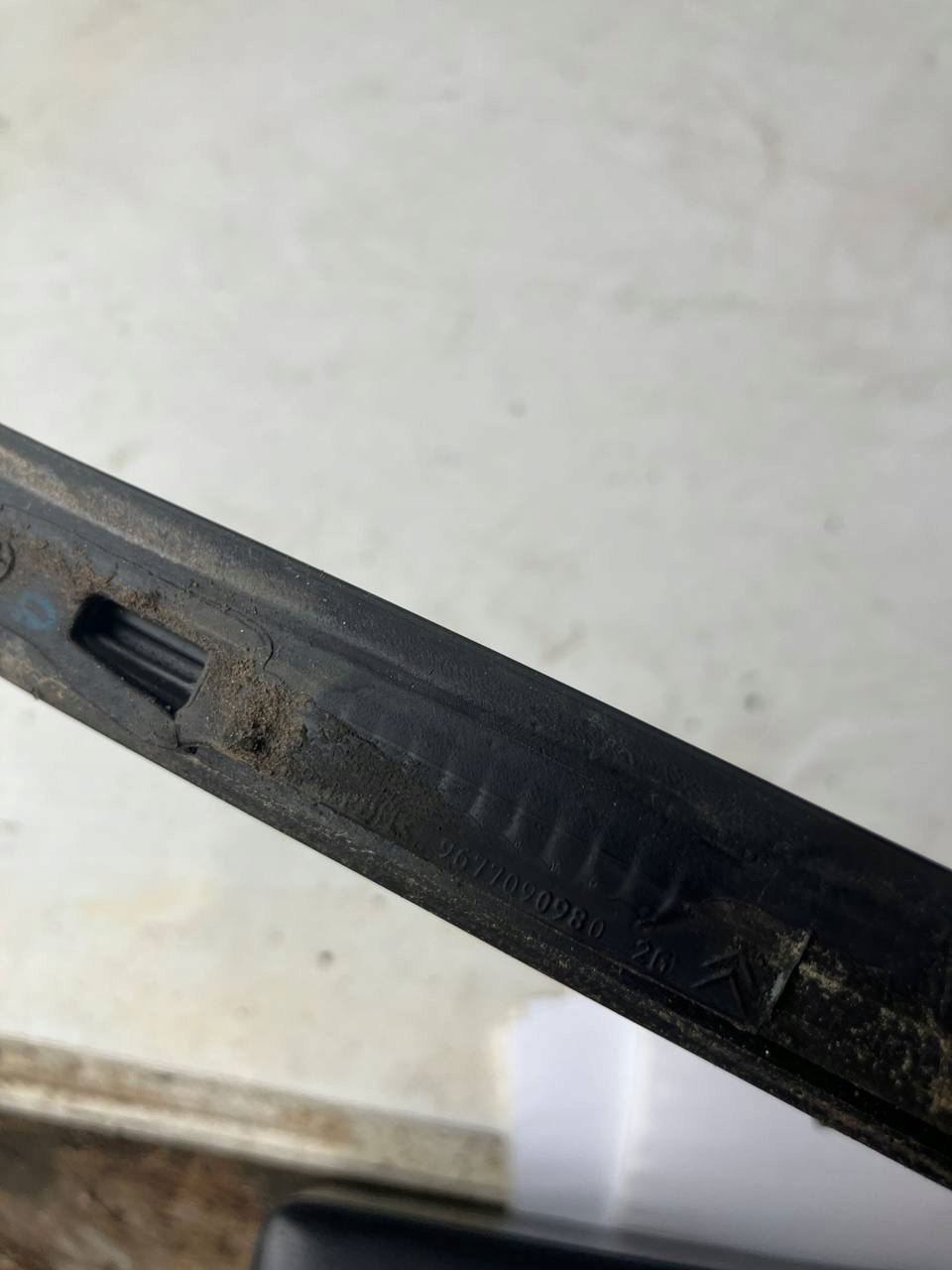 moulding dust CHROM door left front C4 PICASSO II 9677090980 #28