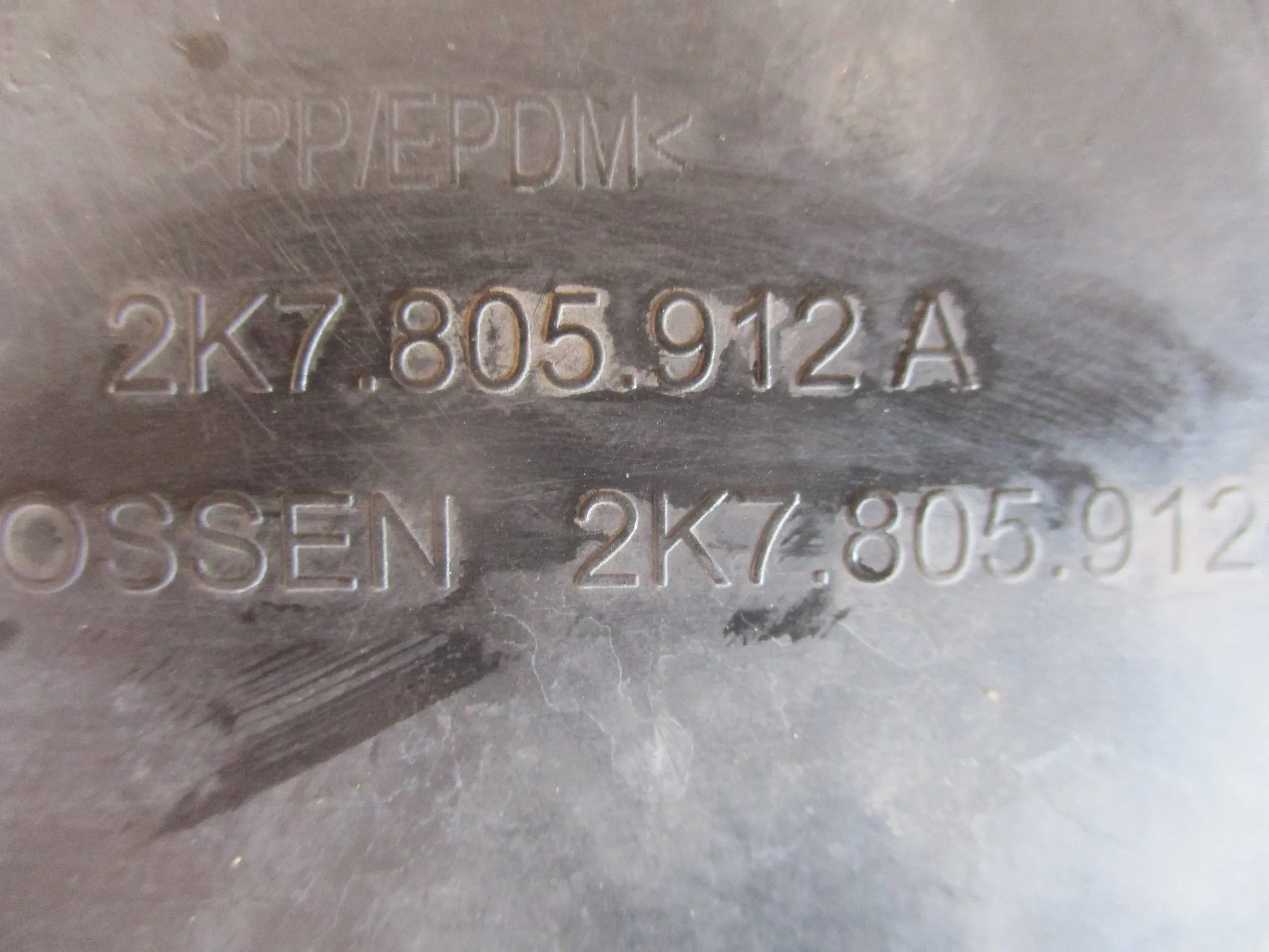 podblatník předek přední pravé VW CADDY 2K7 20