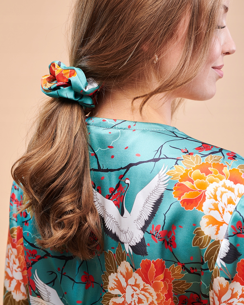 Satynowa scrunchie jedwabna ALMANIA - Tokio Model Scrunchie