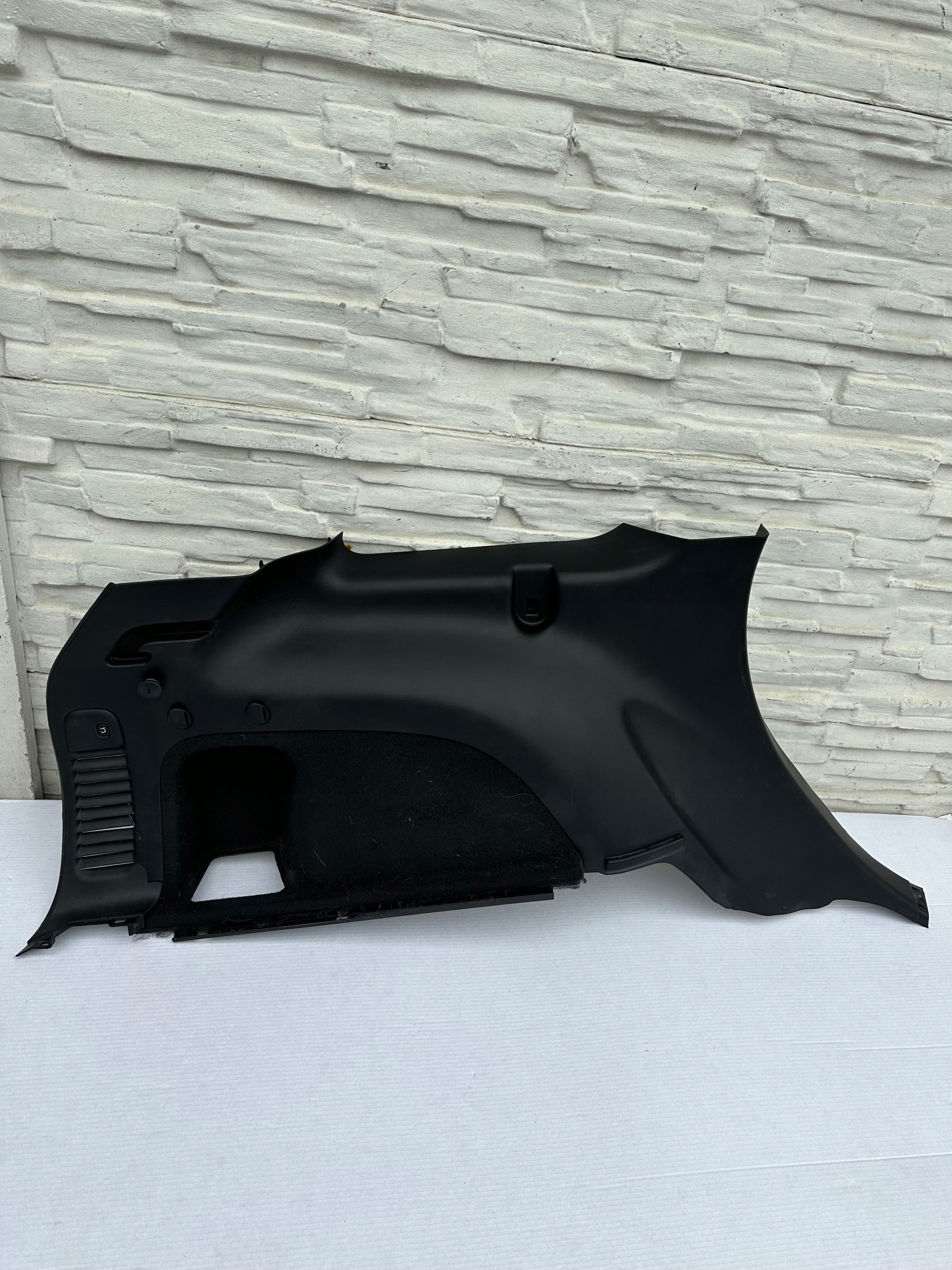 GRAND CHEROKEE WK2 TAPICERKA BAGAŻNIKA LEWA